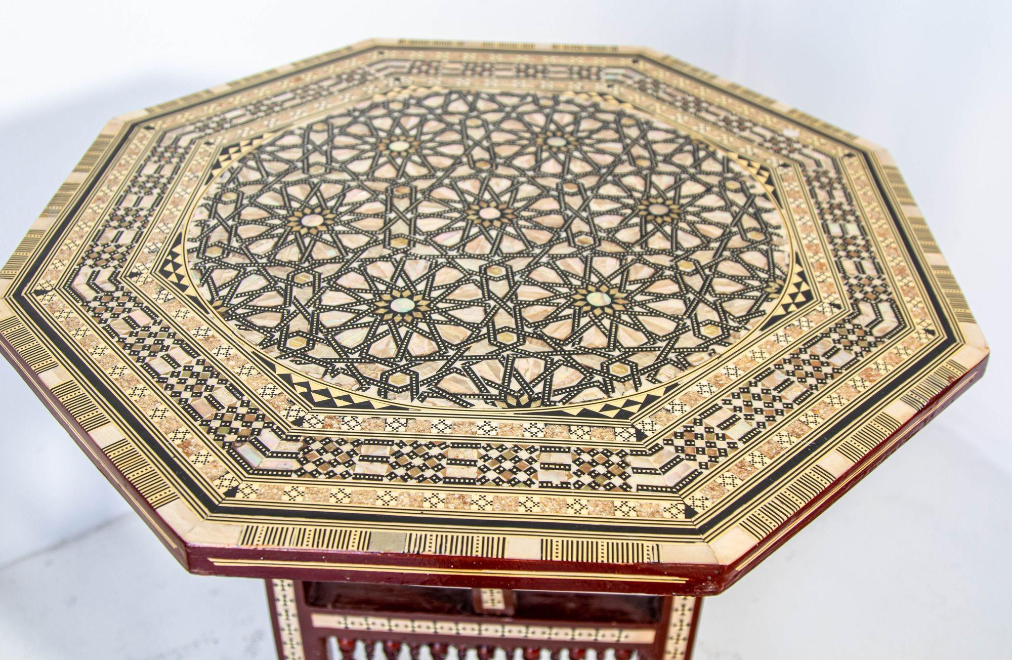 Table d'appoint octogonale égyptienne Table mauresque marquetée à plateau basculant 1950s en vente 7
