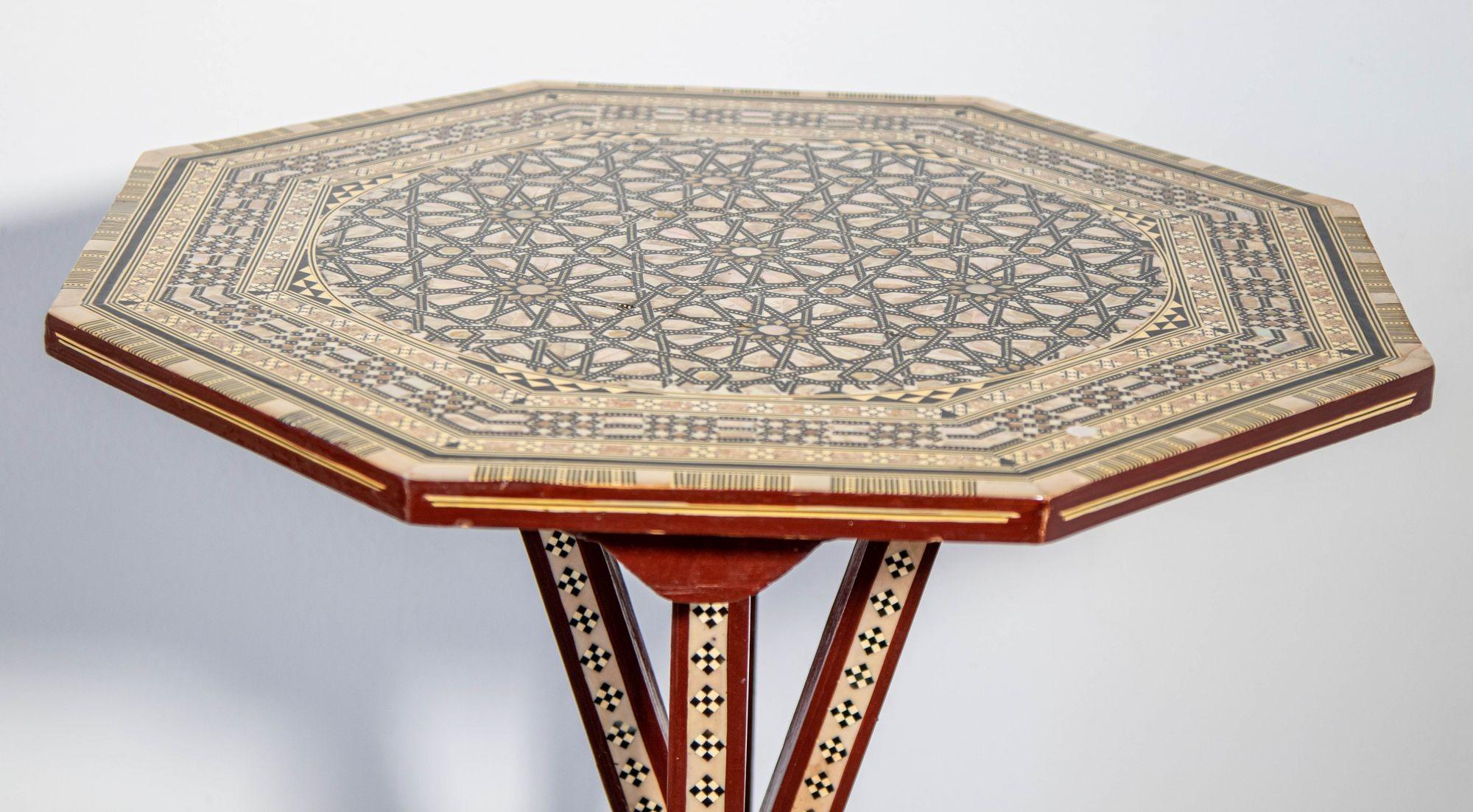 Table d'appoint octogonale égyptienne Table mauresque marquetée à plateau basculant 1950s en vente 9