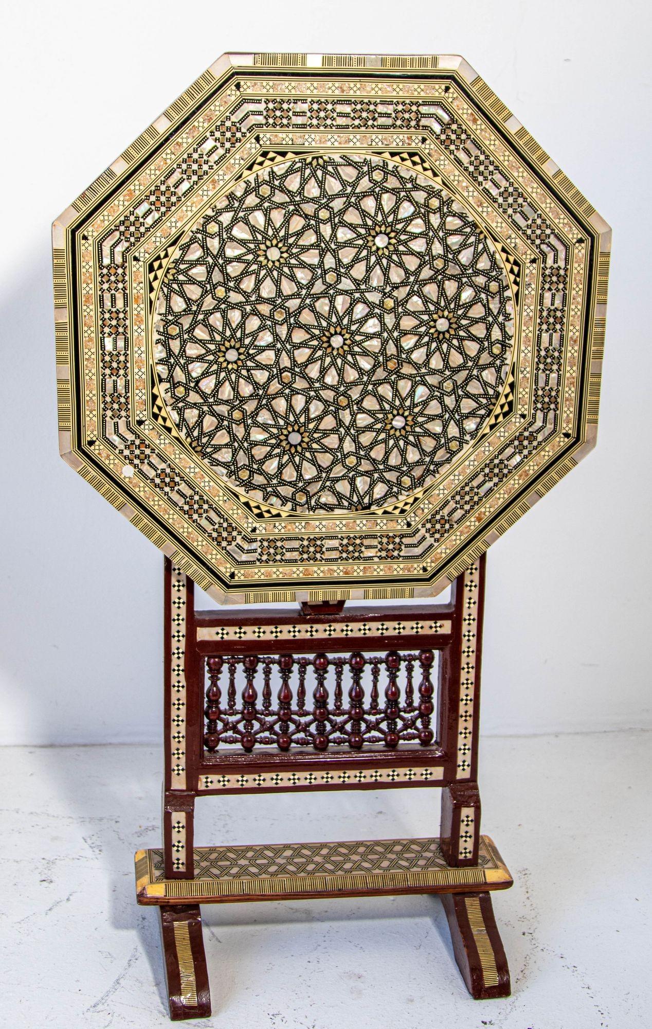 Table d'appoint octogonale égyptienne Table mauresque marquetée à plateau basculant 1950s en vente 10