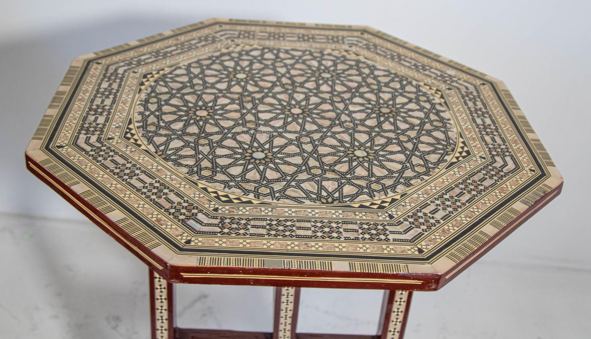 Égyptien Table d'appoint octogonale égyptienne Table mauresque marquetée à plateau basculant 1950s en vente