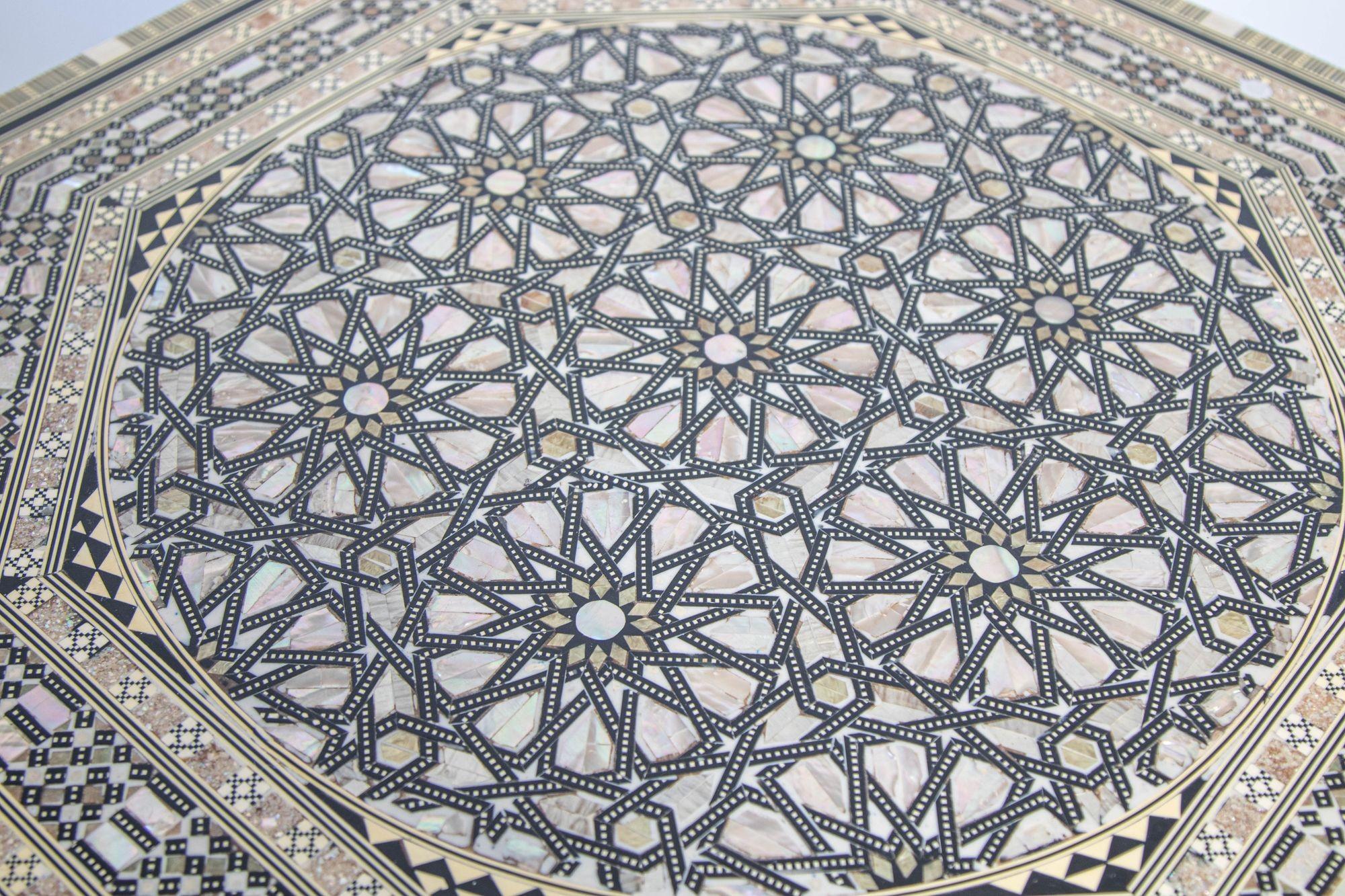 Égyptien Table d'appoint octogonale égyptienne Table mauresque marquetée à plateau basculant 1950s en vente