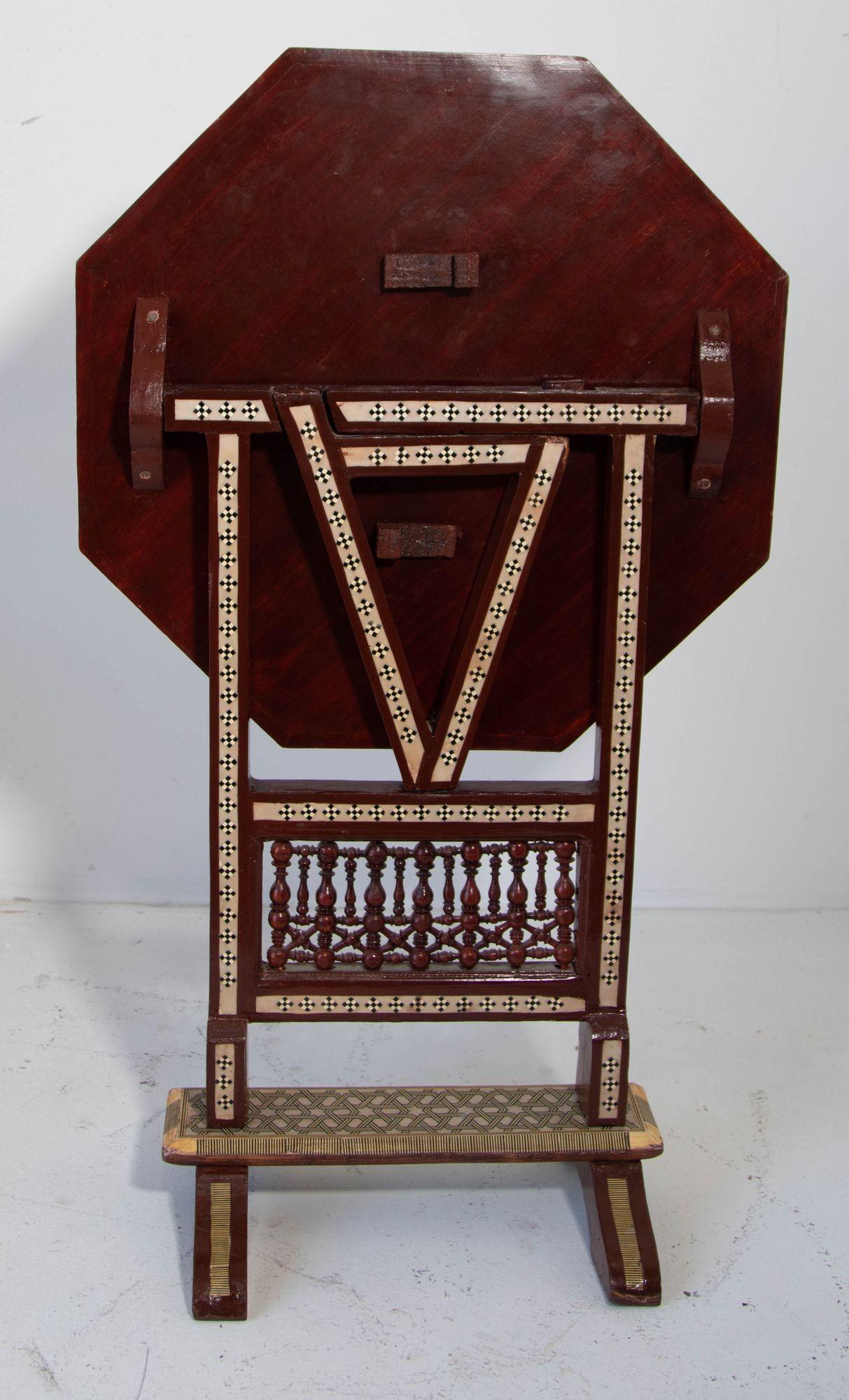 Bois Table d'appoint octogonale égyptienne Table mauresque marquetée à plateau basculant 1950s en vente