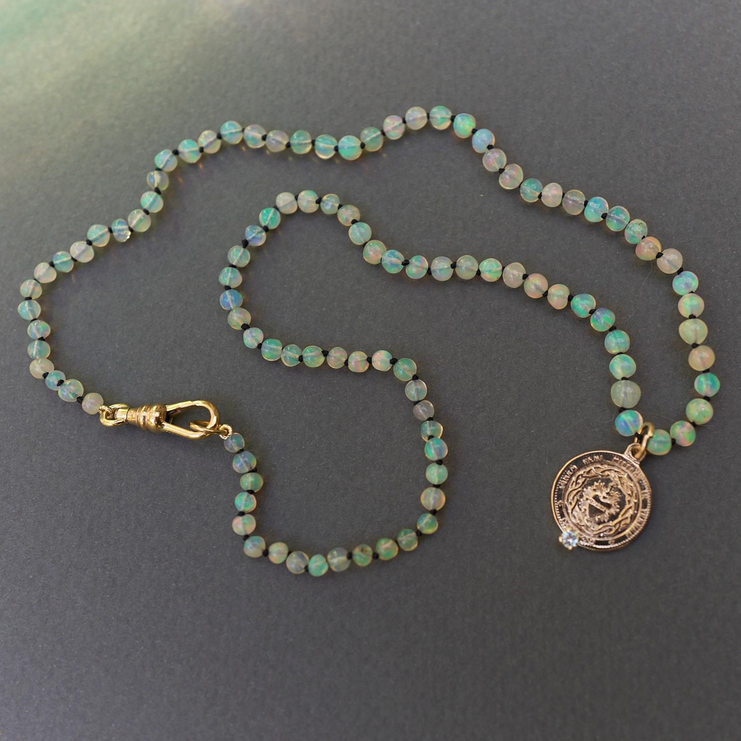 Ägyptische Opal Aquamarin Choker Halskette Medaille Herz Bronze J Dauphin (Brillantschliff) im Angebot