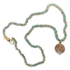 J. Dauphin, collier ras du cou en perles d'opale égyptienne, médaille d'aigue-marine