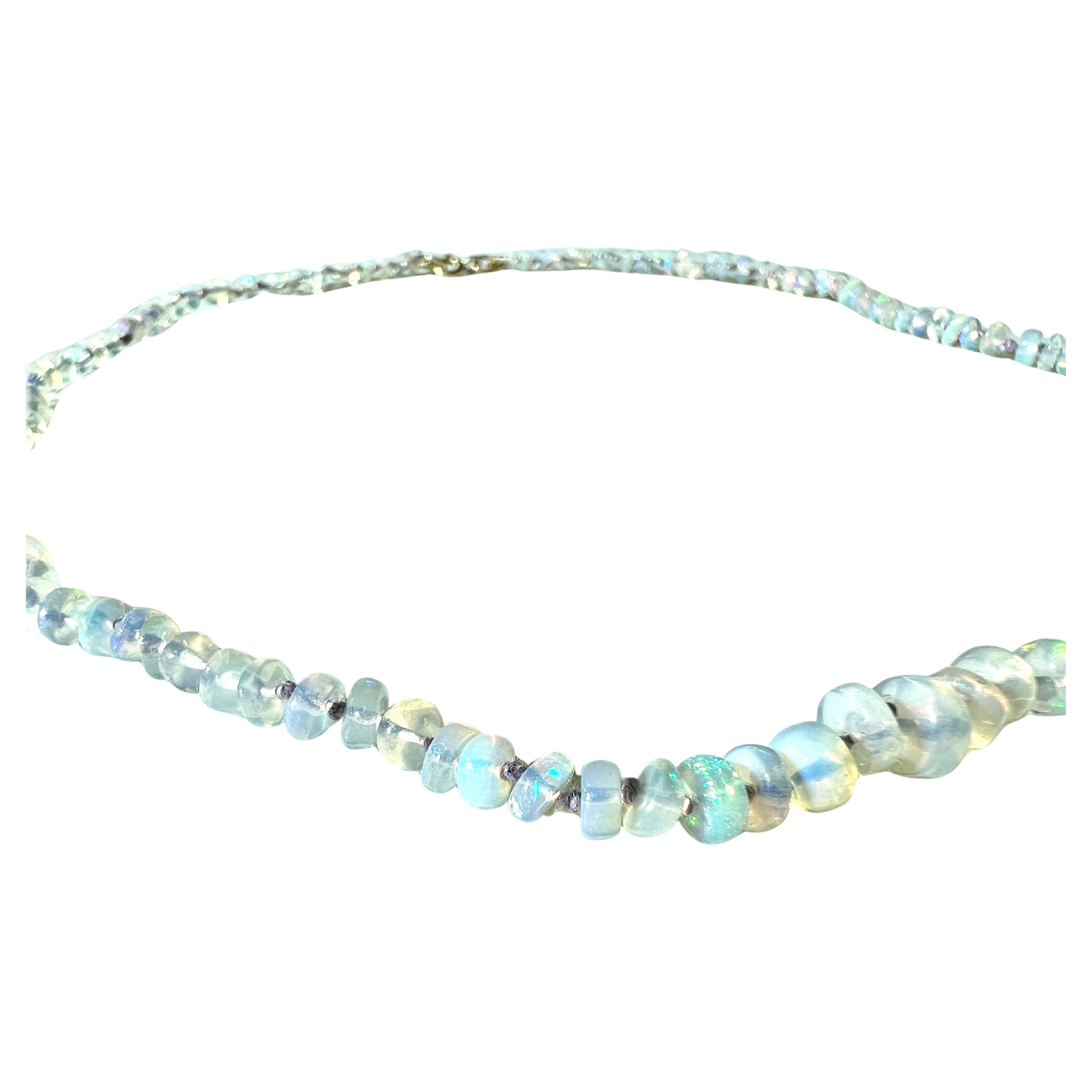 Collana girocollo in opale egiziano su filo di seta con nodi tra ogni perlina.

Proprietà curative: Si ritiene che l'opale egiziano abbia un'influenza calmante sul corpo emotivo. Si pensa che aiuti a bilanciare gli sbalzi d'umore e porti pace