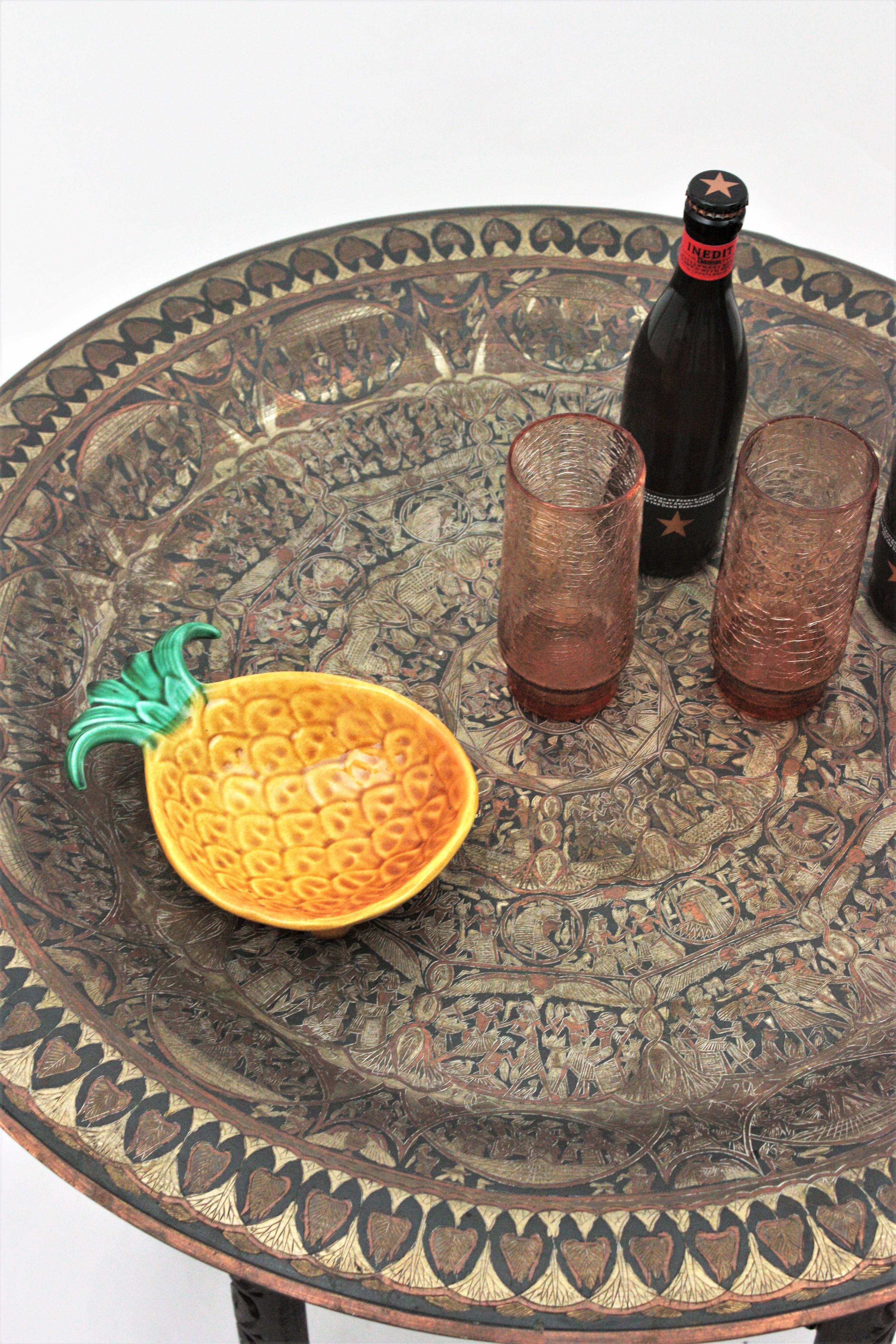 Table à plateau pliante en laiton polychromé égyptien, table à thé  1950s en vente 1