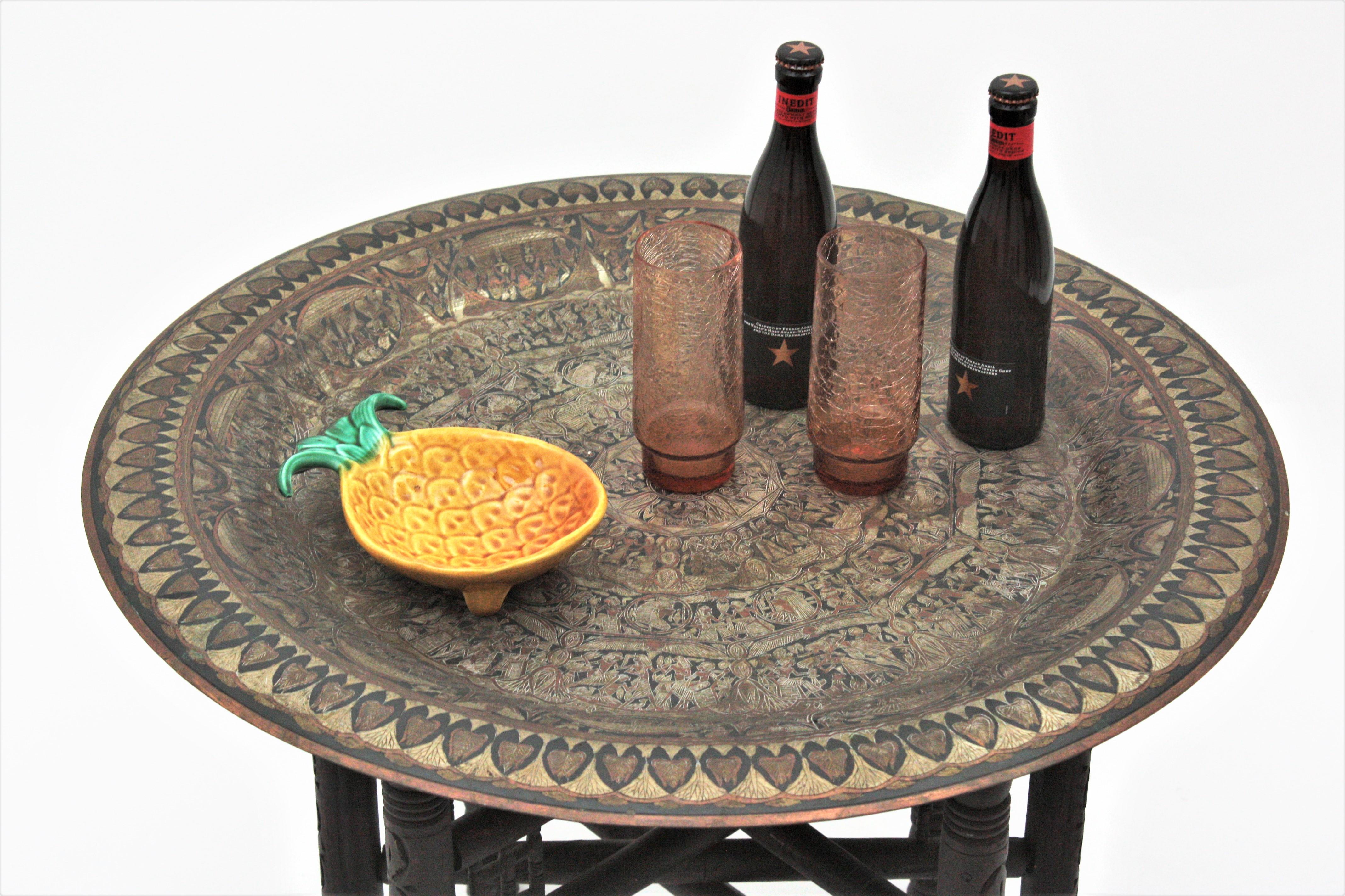 Ägyptische Polychromed Messing Folding Tablett Tisch / Tea Table,  1950s (Polychromiert) im Angebot