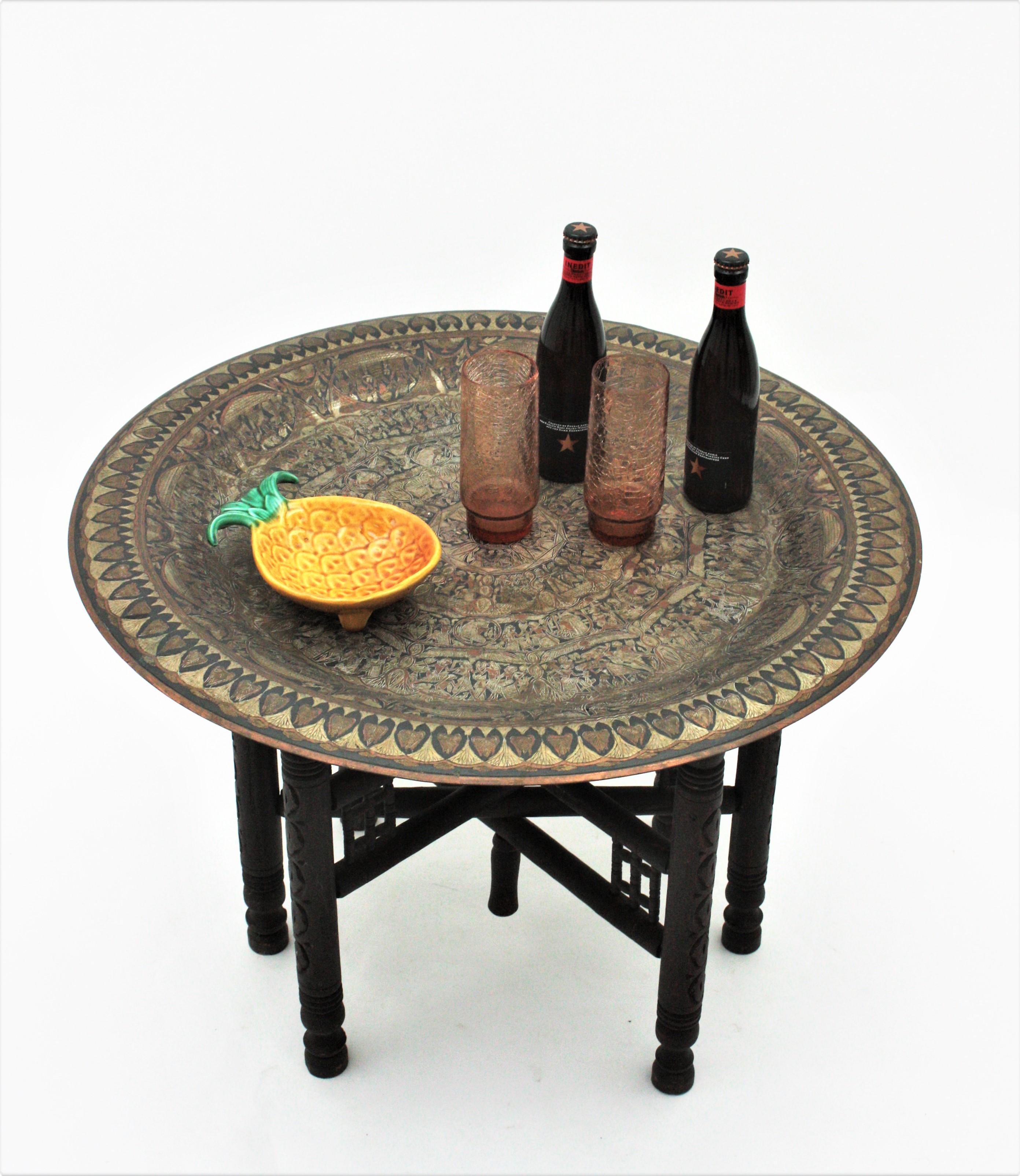 Bois Table à plateau pliante en laiton polychromé égyptien, table à thé  1950s en vente