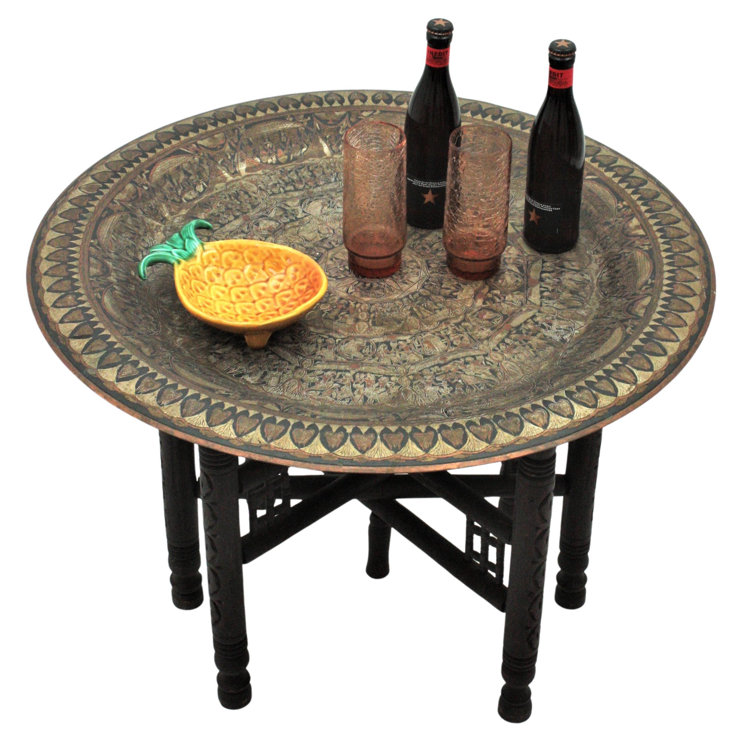 Table à plateau pliante en laiton polychromé égyptien, table à thé  1950s en vente