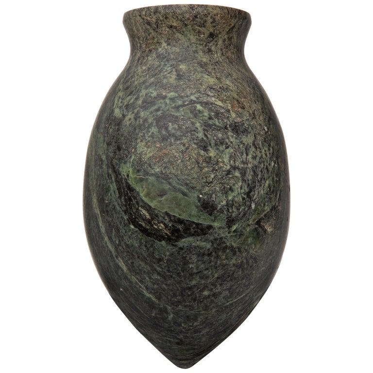 Vase en pierre serpentine verte ambrée de la période préhistorique  égyptienne, Art ancien - En vente sur 1stDibs