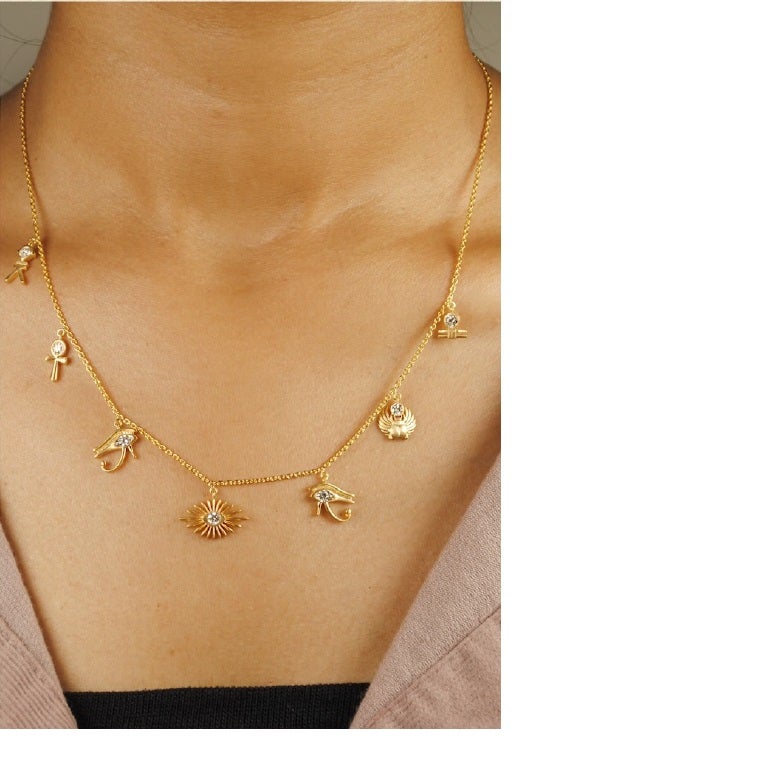Ägyptische Schutz-Charmkette aus 18 Karat Gold (Revival) im Angebot