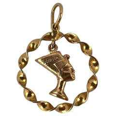 Vintage Egyptian Queen Nefertiti Bust Circle 18K Yellow Gold Charm Pendant