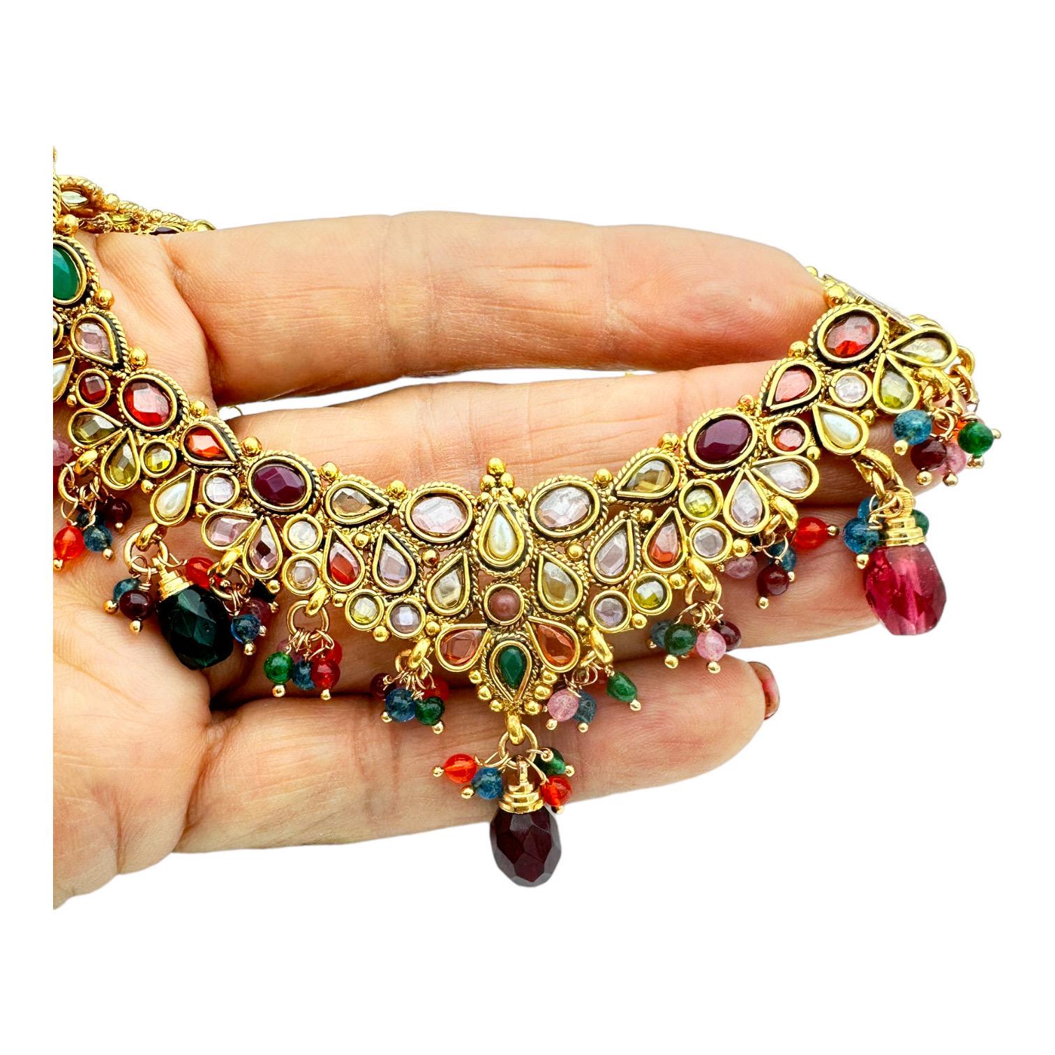 Verleihen Sie Ihrem Look mit der ägyptischen Halskette einen Hauch von Luxus. Dieses verschnörkelte Halsband zeichnet sich durch ein exquisites, handgefertigtes Design aus, das durch die Verwendung von Farbe zu einem wahrhaft einzigartigen Stück
