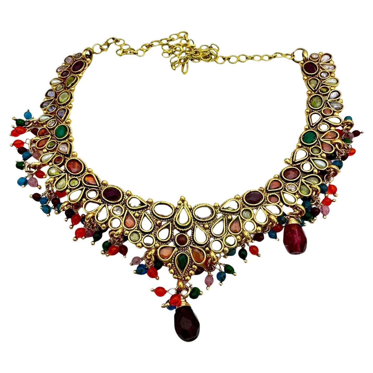 Ägyptische rote, mit Juwelen besetzte Halskette mit 24 Karat Gelbgoldauflage im Angebot