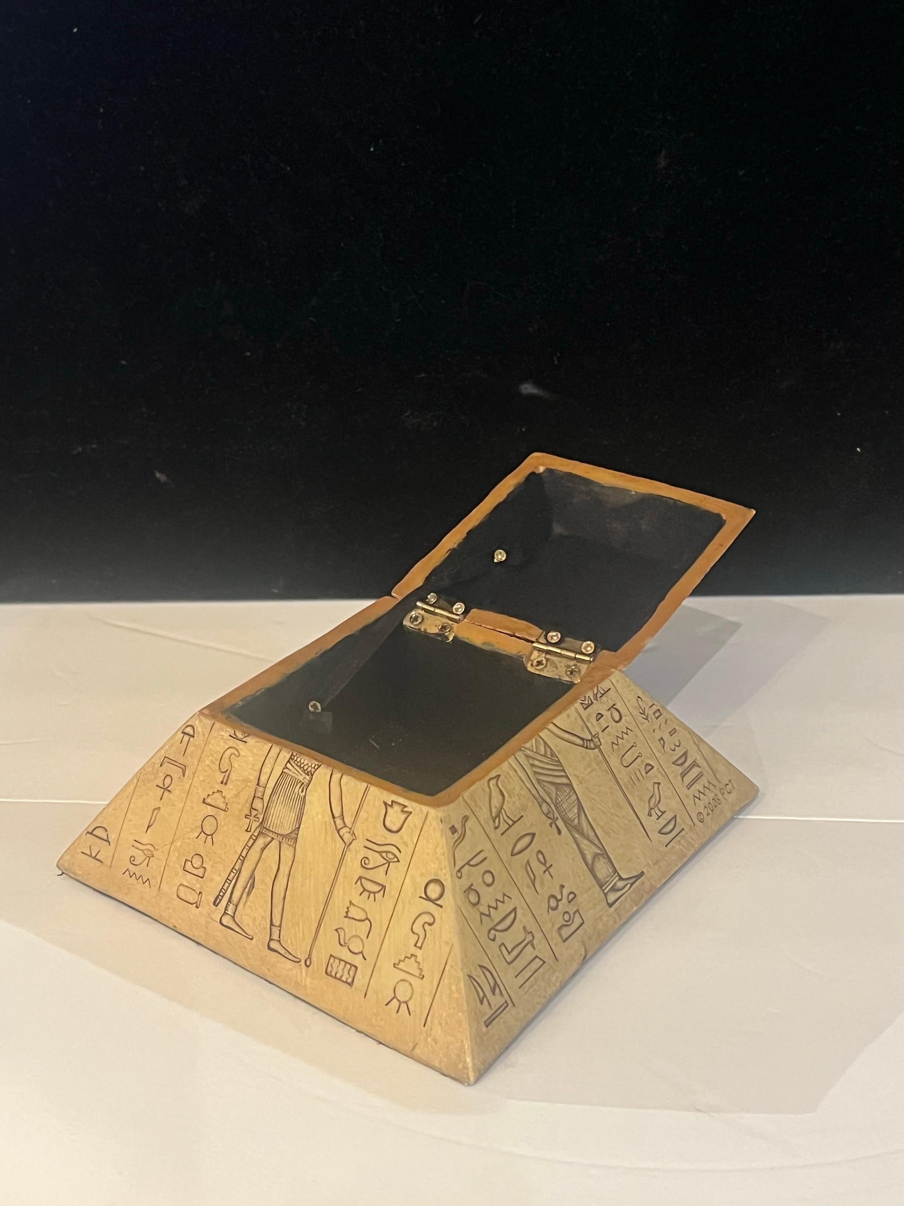 Boîte à bijoux pyramidale unique, circa 1980's en résine, belle et unique pièce de style polyvalente.