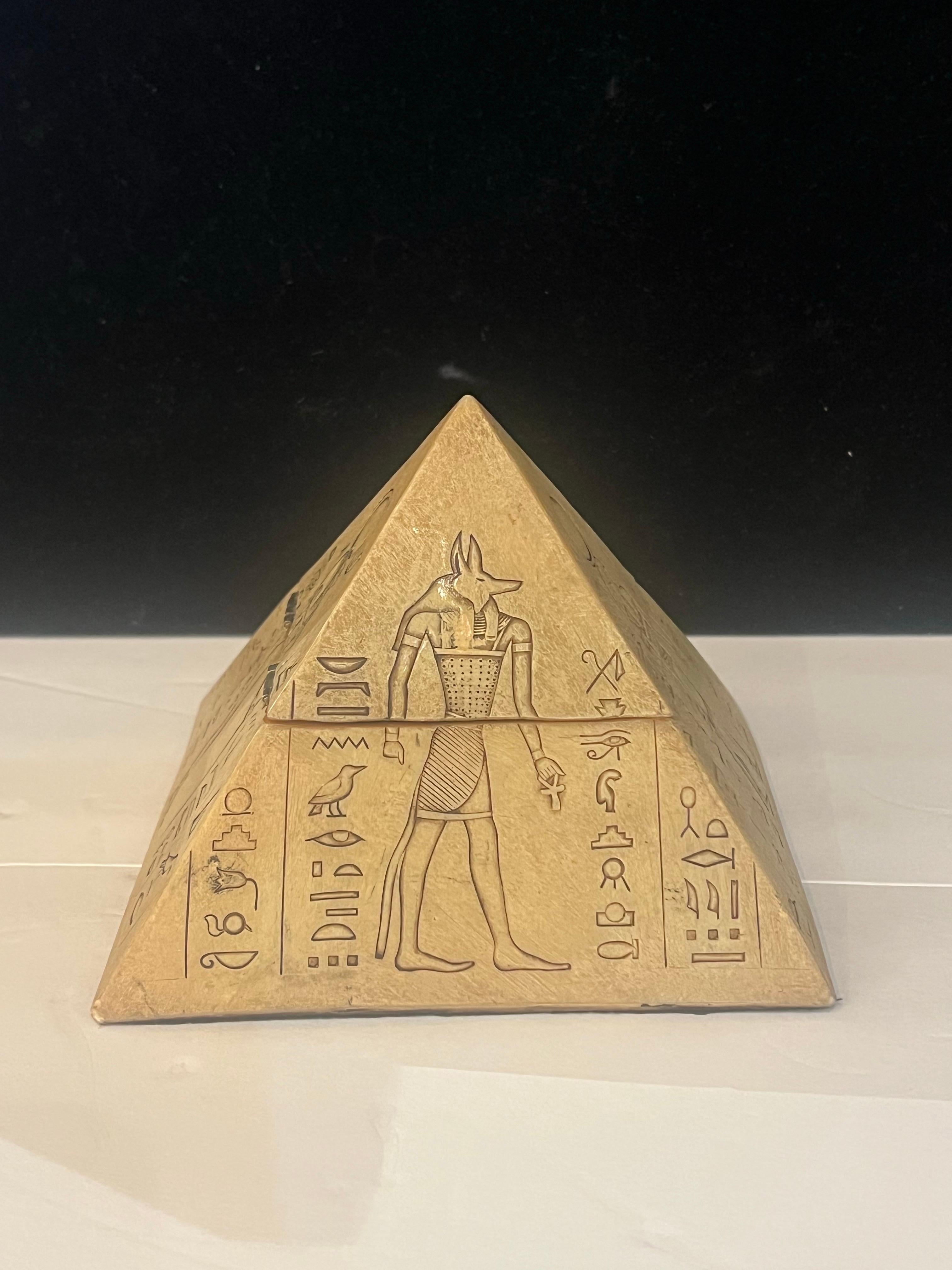 Égyptien Pyramide égyptienne en résine Boîte à bijoux unique en vente