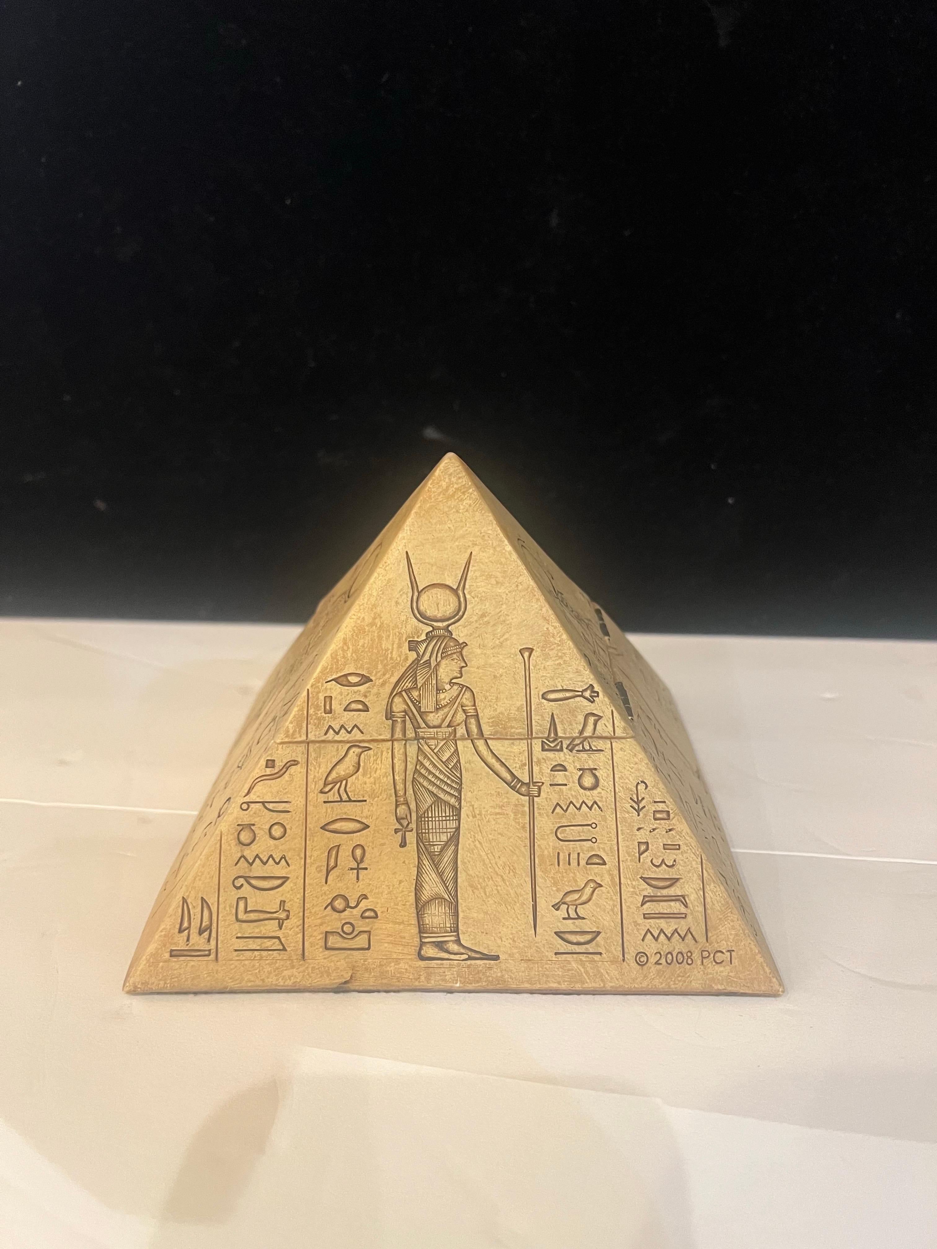 20ième siècle Pyramide égyptienne en résine Boîte à bijoux unique en vente