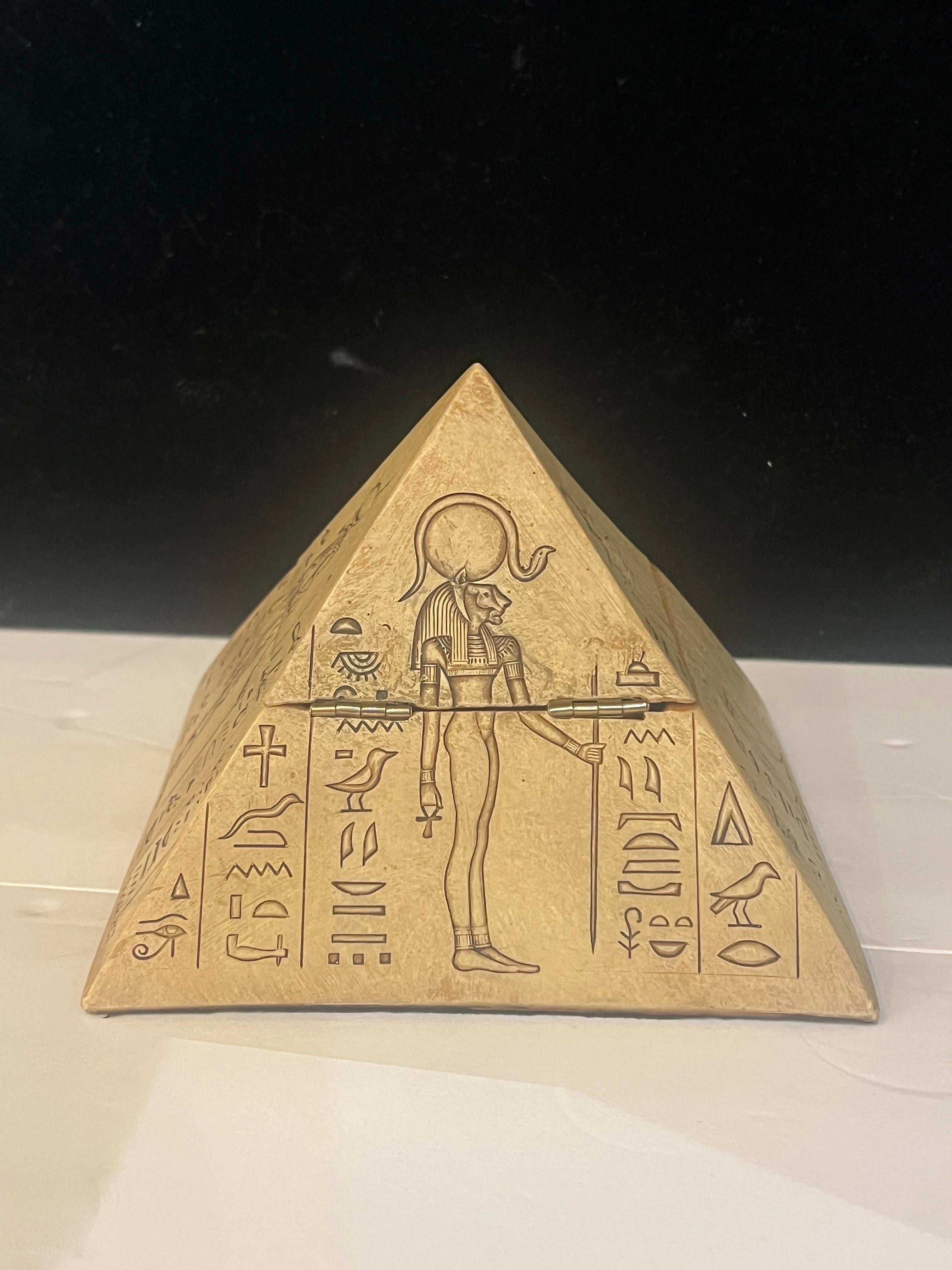 Résine Pyramide égyptienne en résine Boîte à bijoux unique en vente