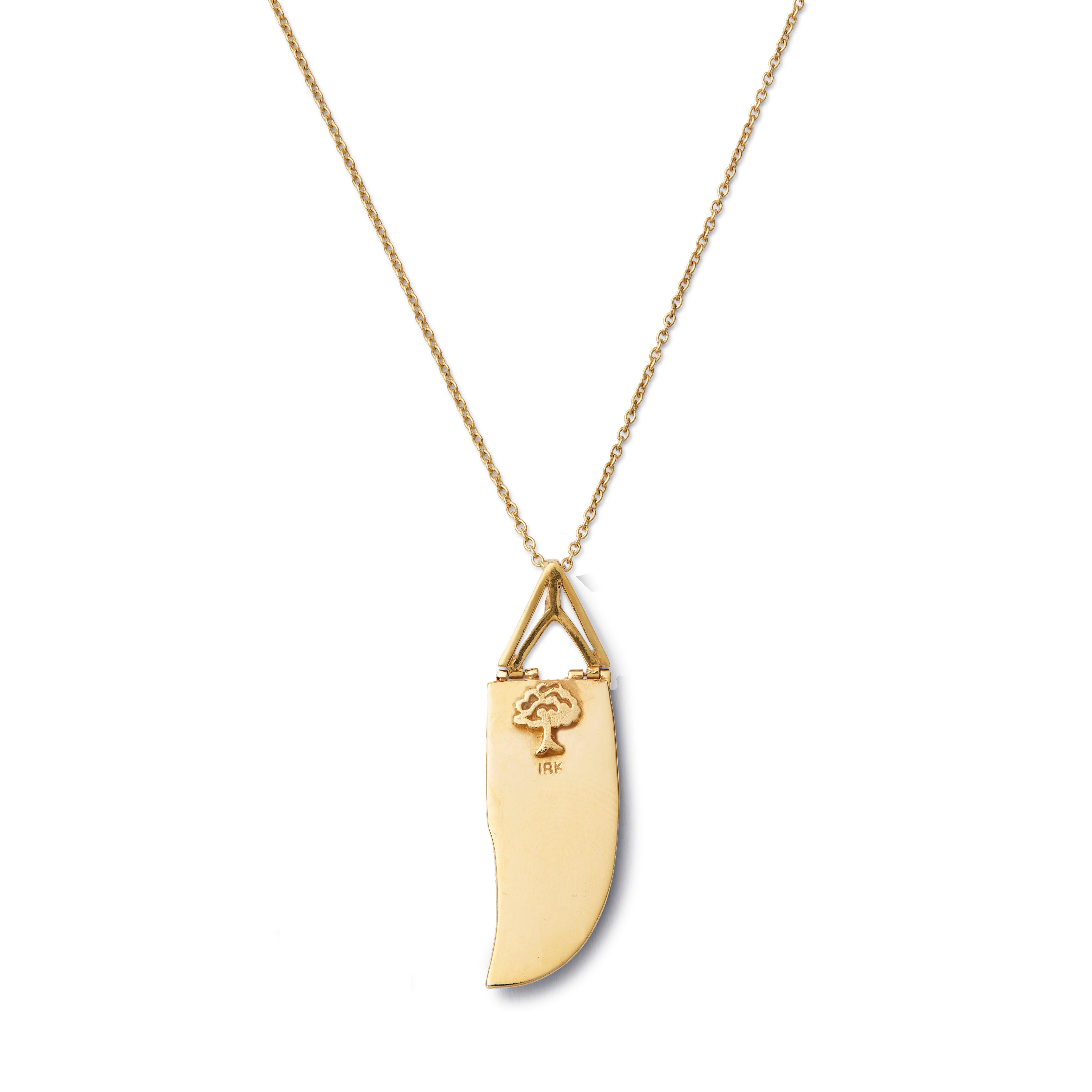 Egyptian Revival 18k Gold Isis Wing Necklace In New Condition For Sale In London, GB