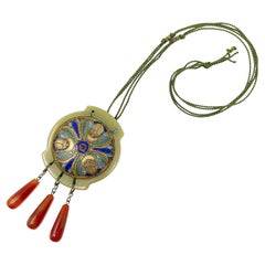 Collier pendentif scarabée antique en galalithe, émail et verre de style néo-égyptien des années 1920