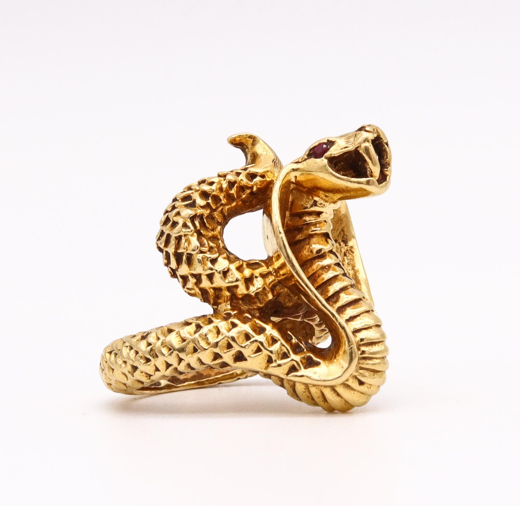 Egyptian Revival 1930 Art Deco Sculpted Cobra Ring 18Kt Yellow Gold with Rubies In Excellent Condition In Miami, FL