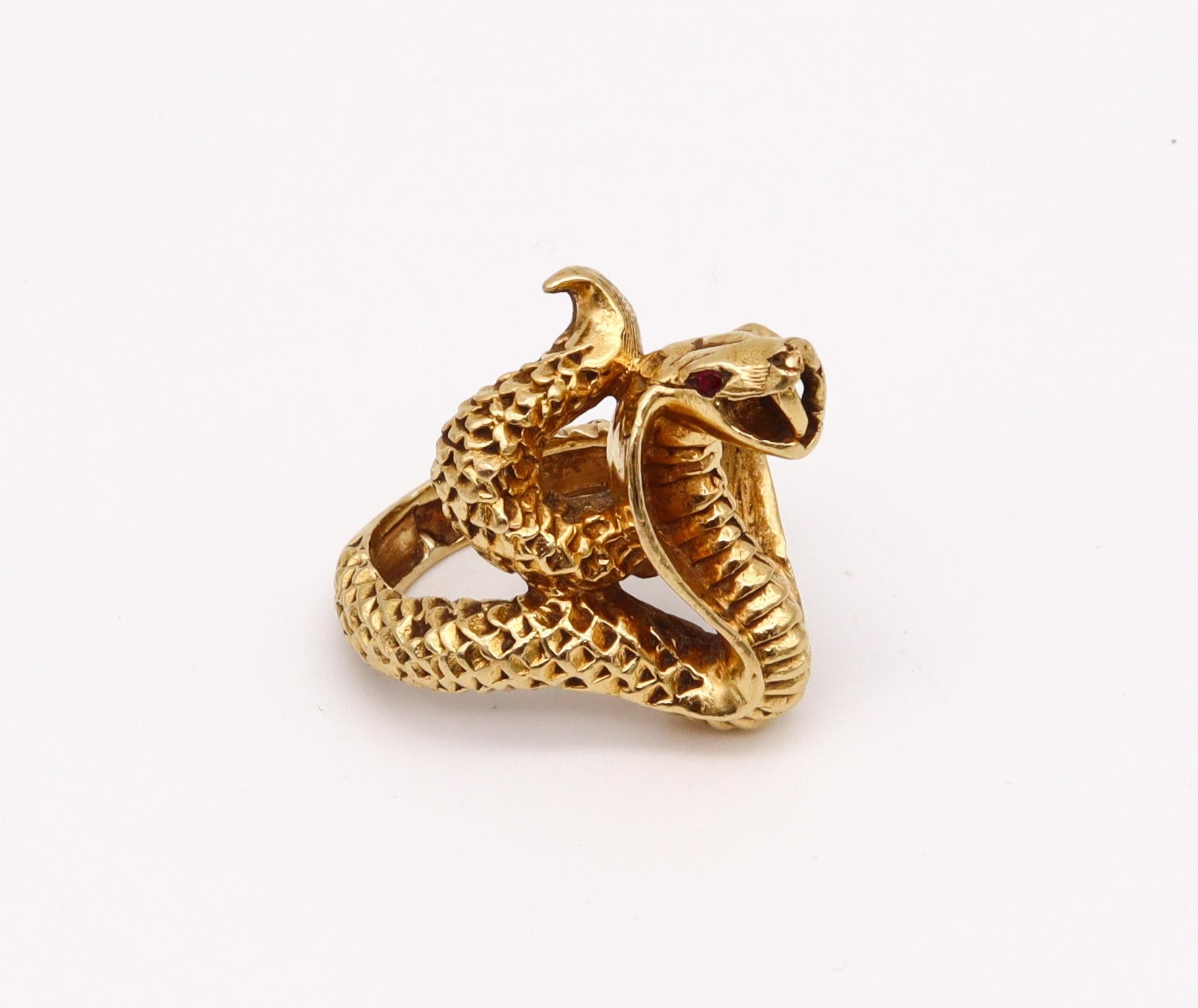 Women's or Men's Egyptian Revival 1930 Art Deco Sculpted Cobra Ring 18Kt Yellow Gold with Rubies