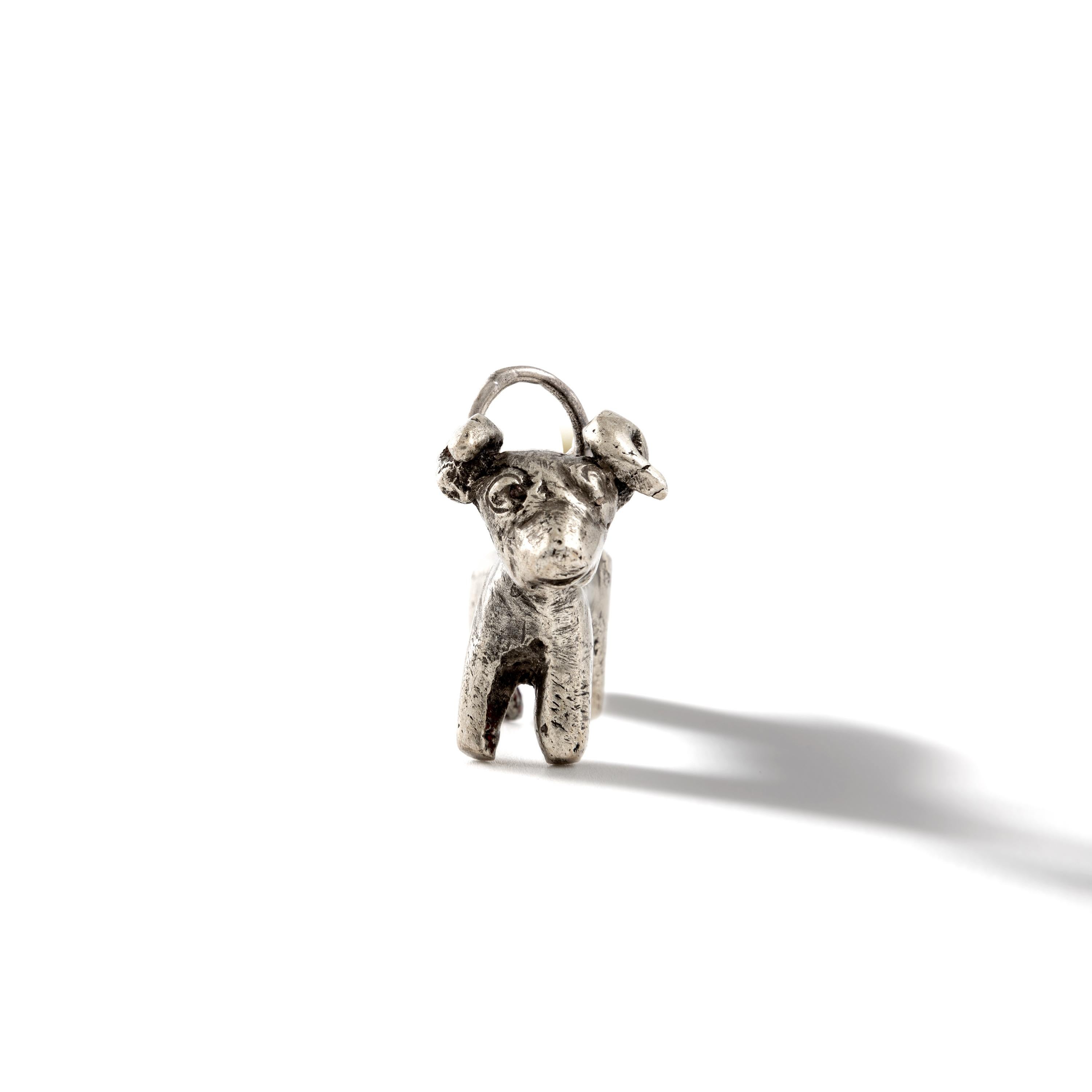 Pendentif en argent Aris.
Renouveau égyptien.
Hauteur totale : 0,83 pouce (2,10 centimètres).
Longueur totale : 3,20 centimètres.
Poids total : 12,13 grammes.
