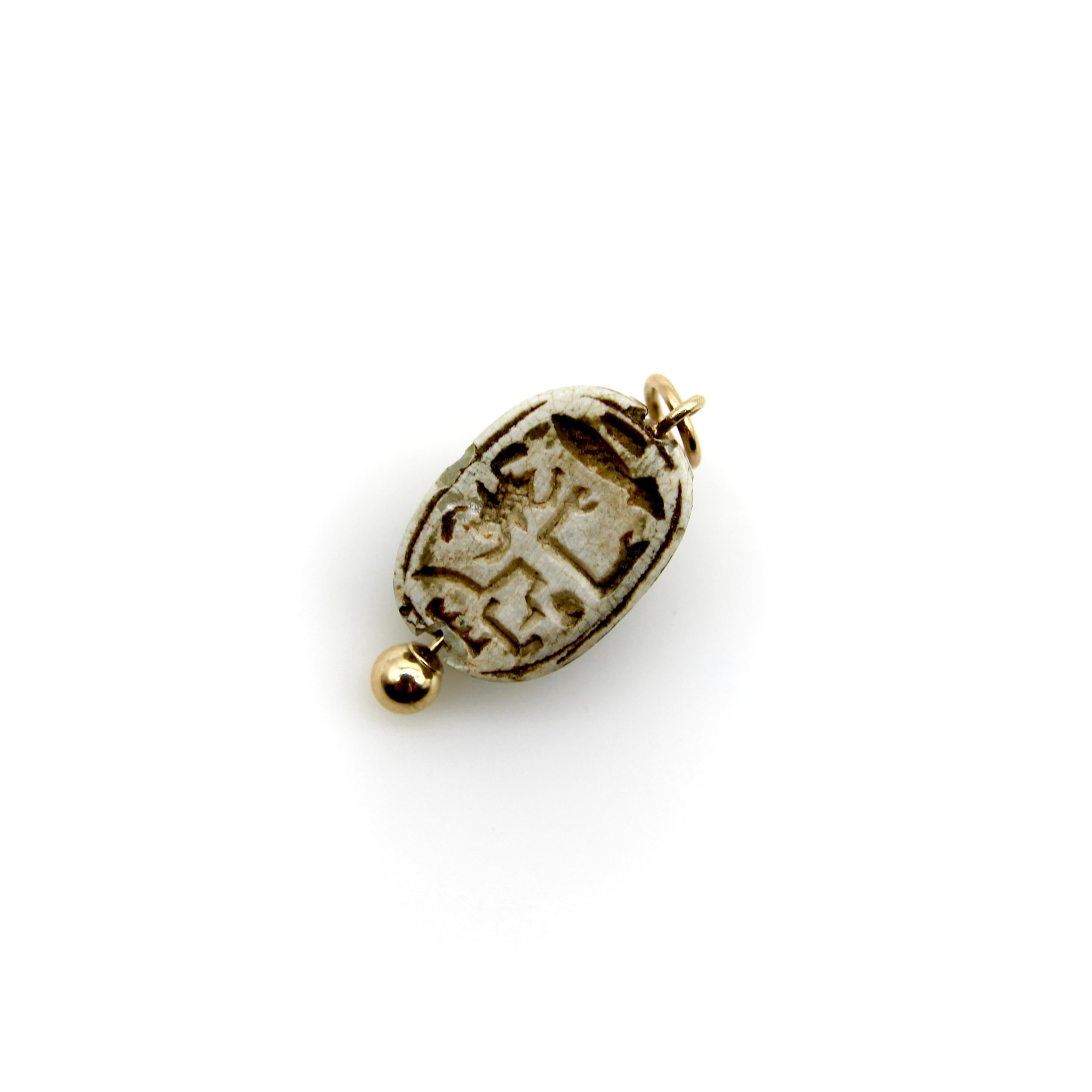 Pendentif scarabée néo-égyptien en faïence beige avec monture en or 14 carats  Unisexe en vente