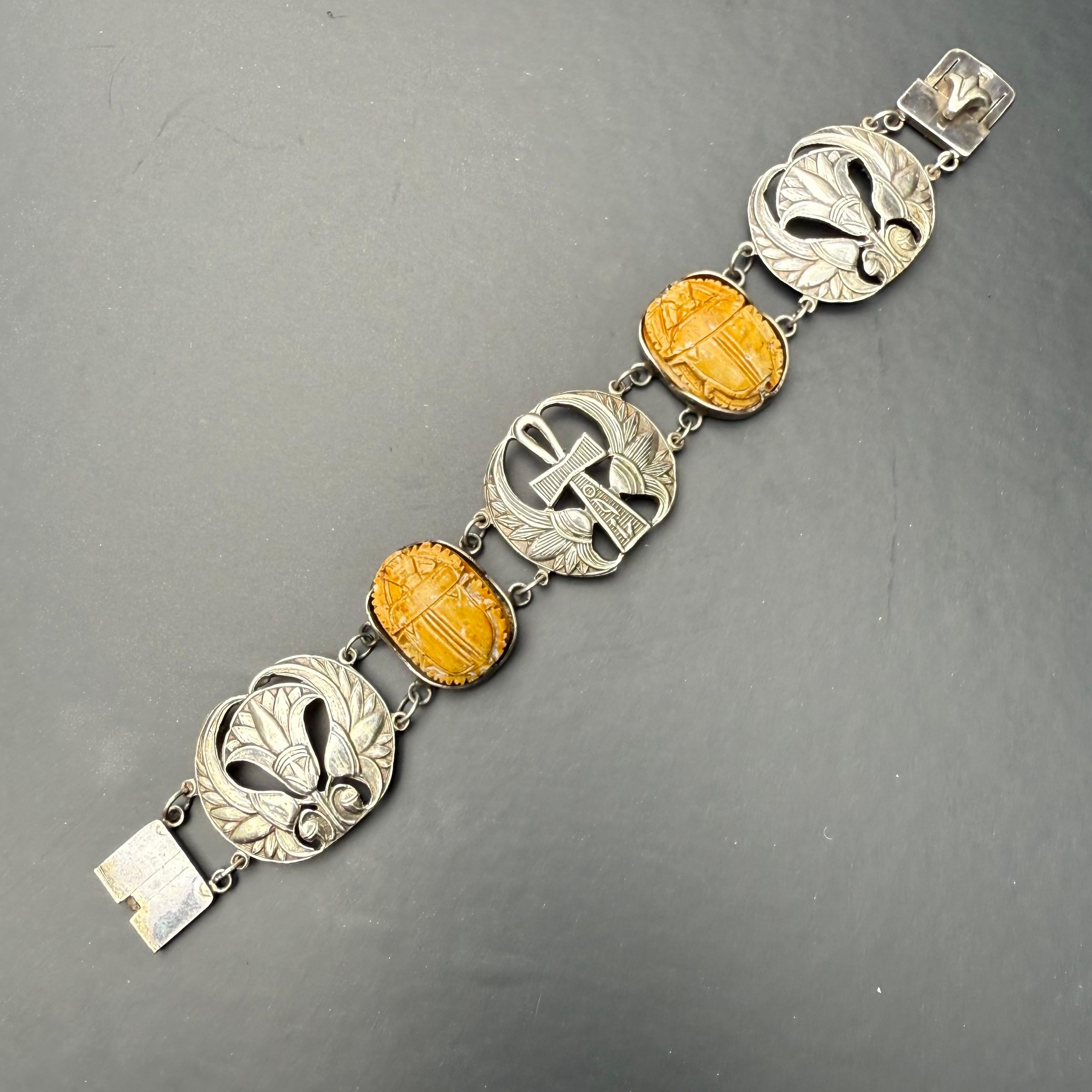 Ein außergewöhnliches Beispiel für ägyptischen Revival-Schmuck der 1920er-Jahre aus der Art-Déco-Ära ist dieses Silberarmband, das aus Silber gefertigt ist und authentische frühe ägyptische Silberpunzen trägt (siehe Fotos). Es weist abwechselnde