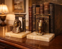 Ägyptische Revival Bronze Alabaster Buchstützen 2 dekorative Figur von Buchhaltern