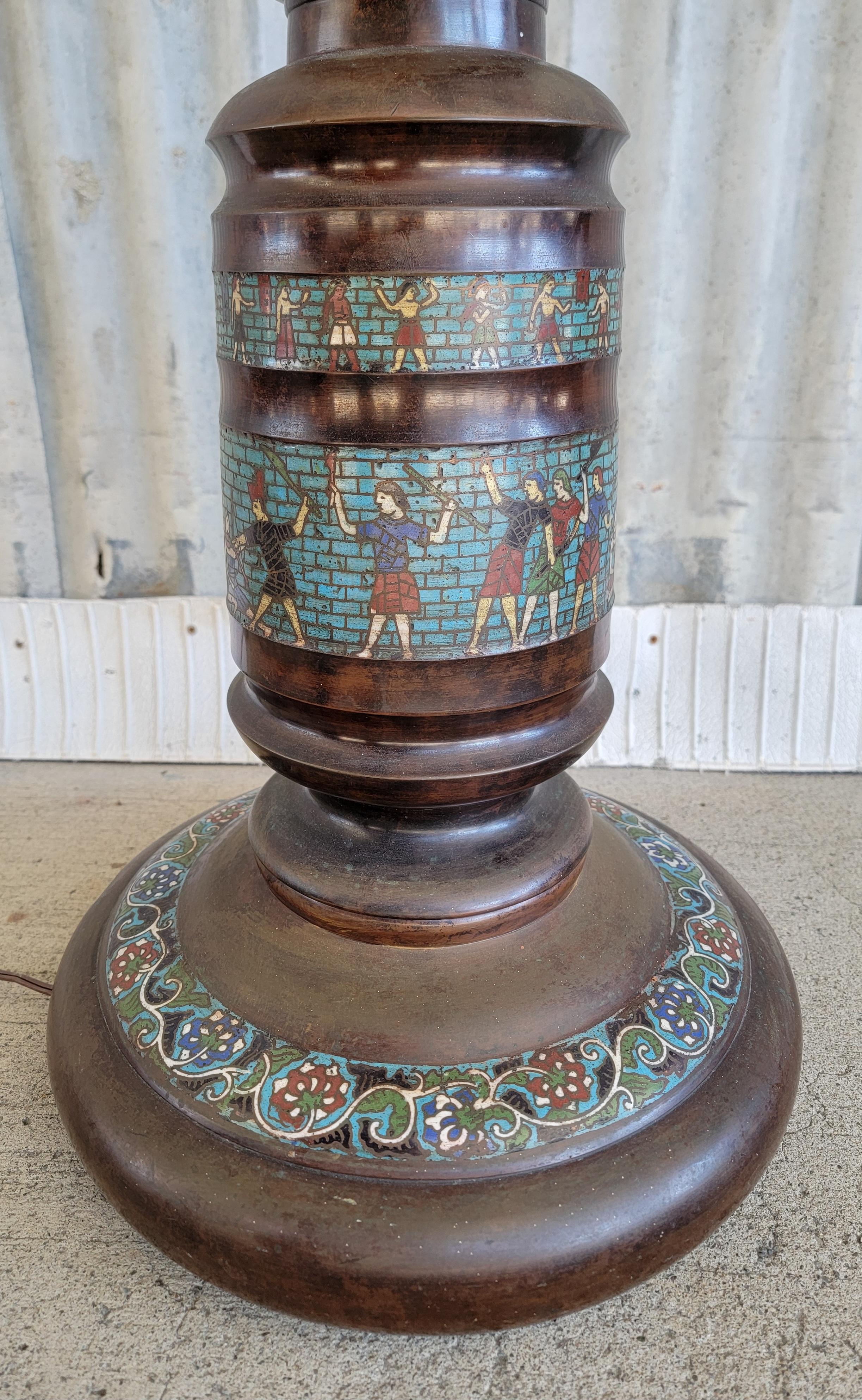 Insólita lámpara de pie de bronce de renacimiento egipcio japonés con figuras egipcias de cloisonné. Mide 73 pulg. hasta la parte superior del remate. La base mide 14 de diámetro. Muy buen estado original con pátina profunda en el bronce. Se han
