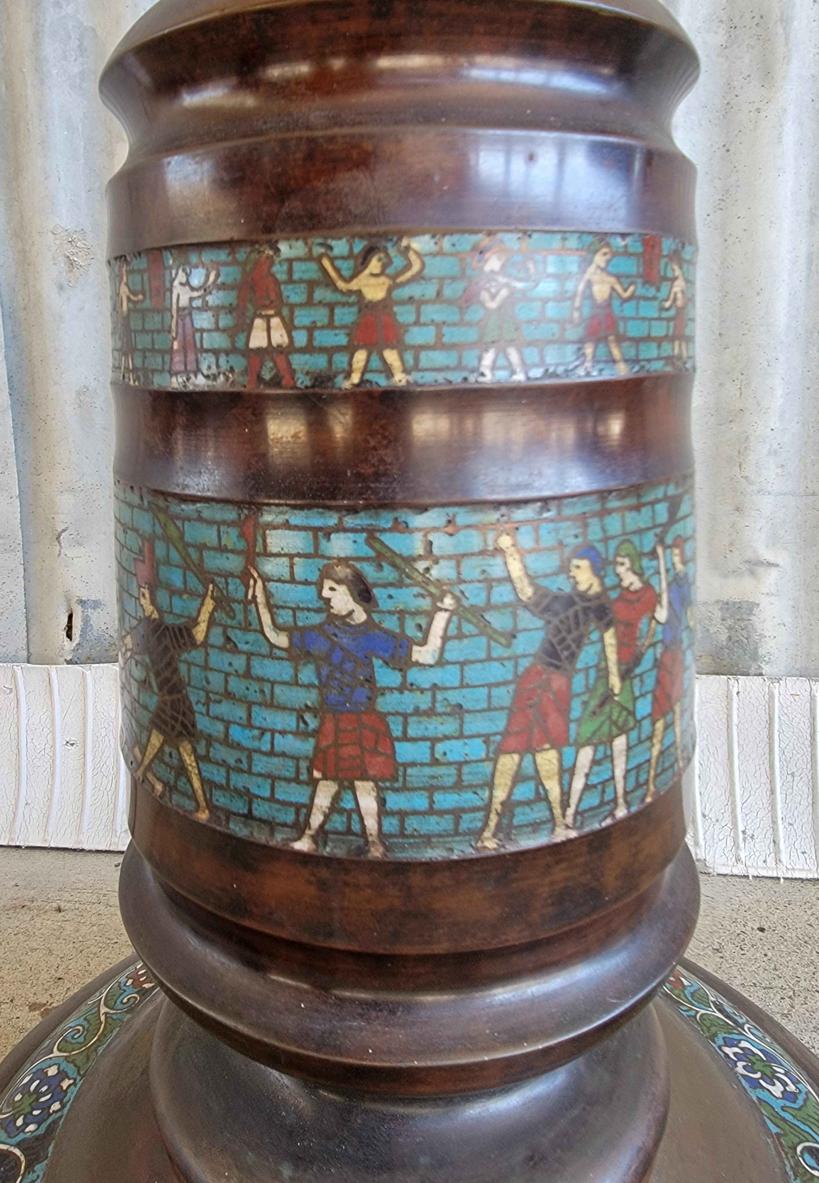 Lámpara de pie de cloisonné de bronce del renacimiento egipcio Renacimiento egipcio en venta