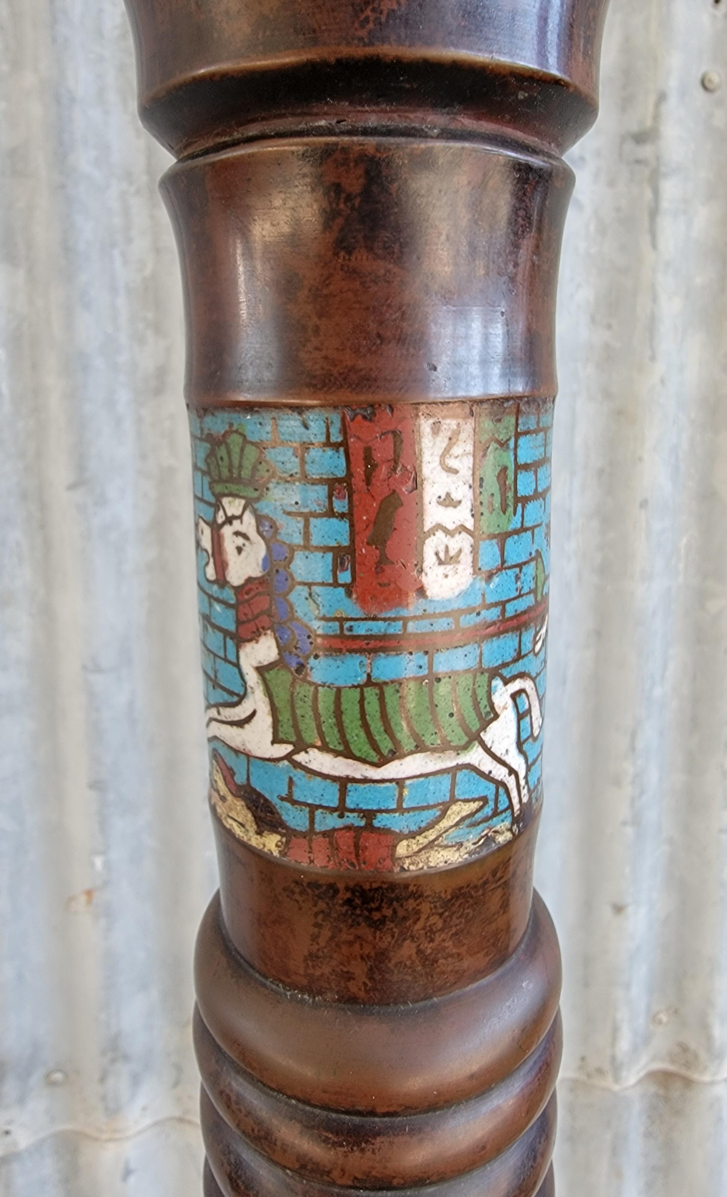 Lámpara de pie de cloisonné de bronce del renacimiento egipcio en Bueno estado para la venta en Fulton, CA