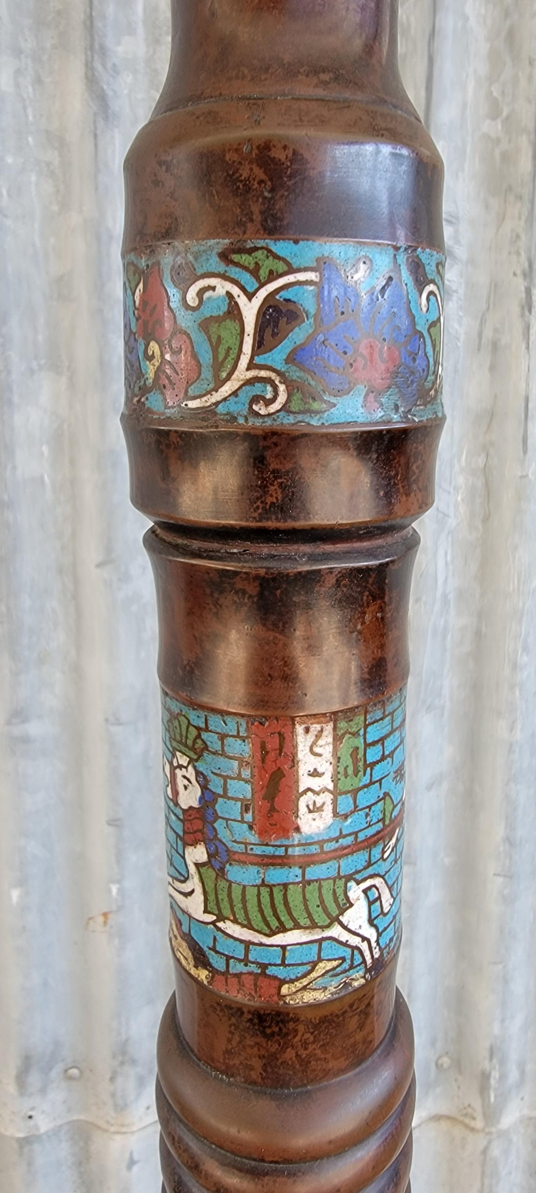 Lámpara de pie de cloisonné de bronce del renacimiento egipcio siglo XX en venta