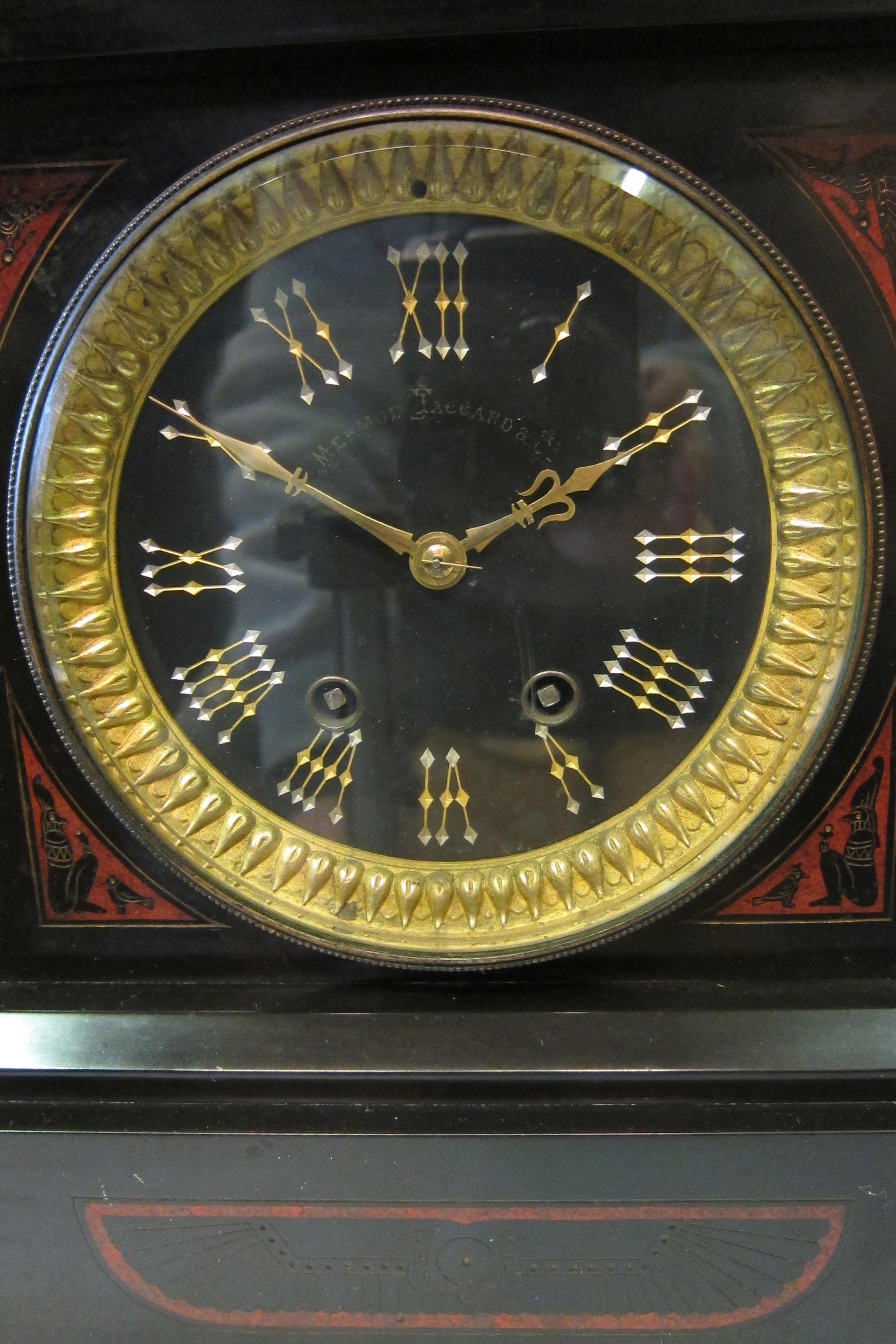 Néo-égyptien Horloge de manteau française en bronze et marbre de style Revive égyptien en vente