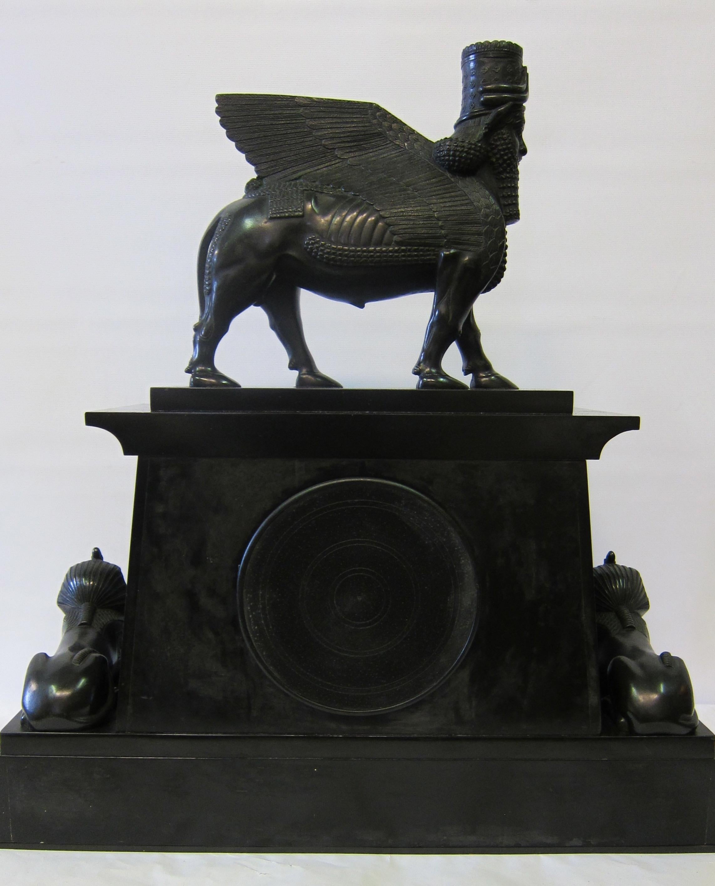 Marbre noir de Belgique Horloge de manteau française en bronze et marbre de style Revive égyptien en vente