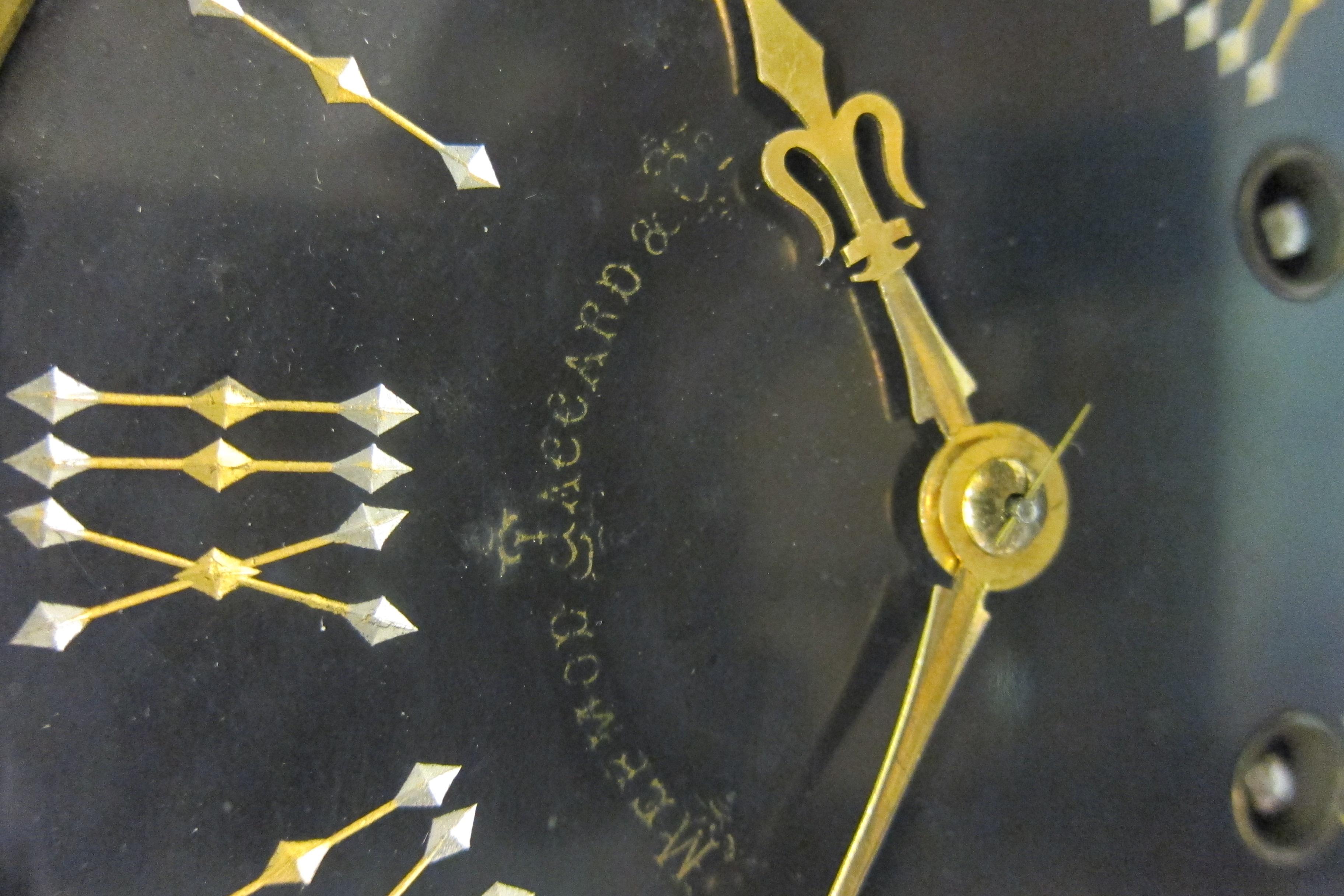 Horloge de manteau française en bronze et marbre de style Revive égyptien en vente 2