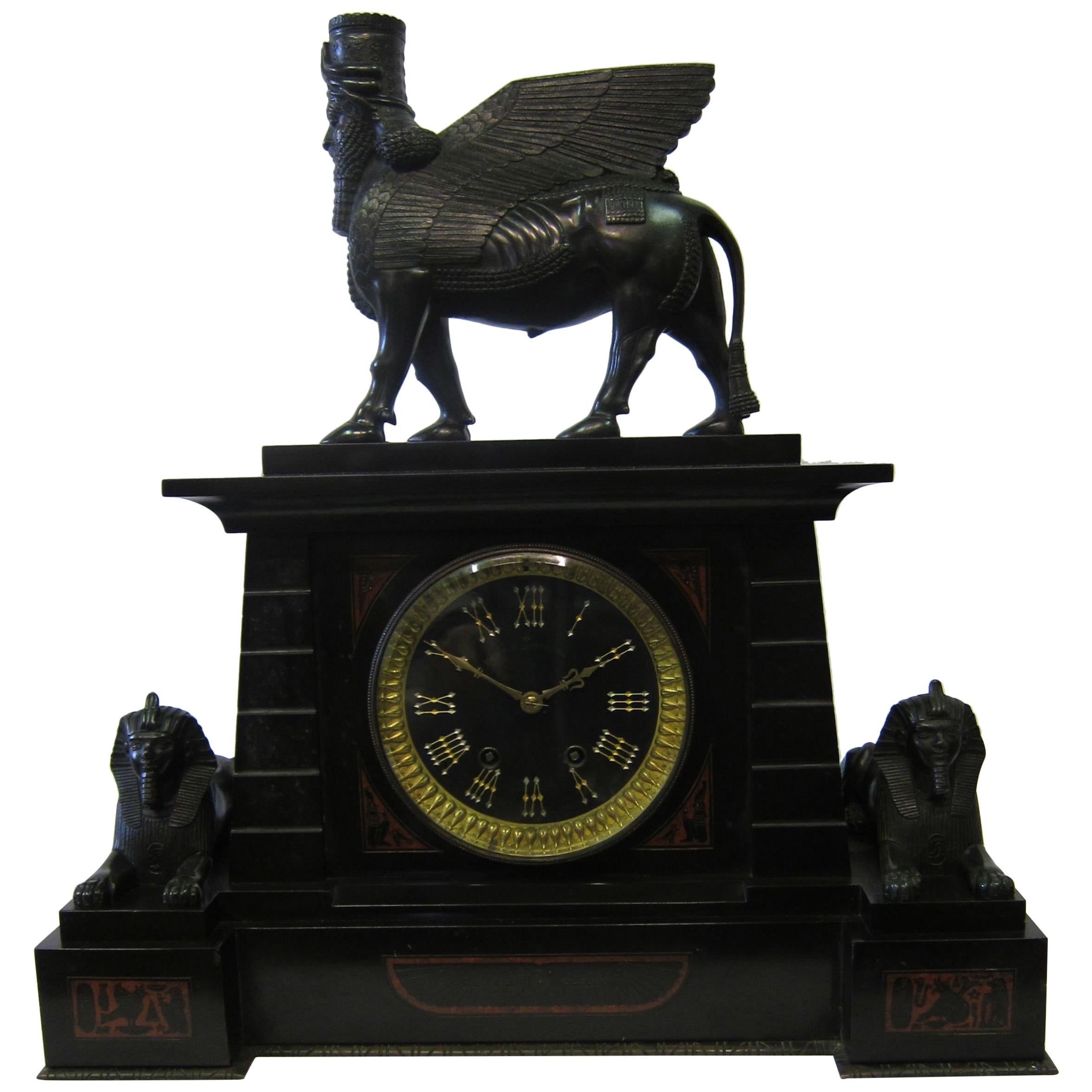 Horloge de manteau française en bronze et marbre de style Revive égyptien en vente