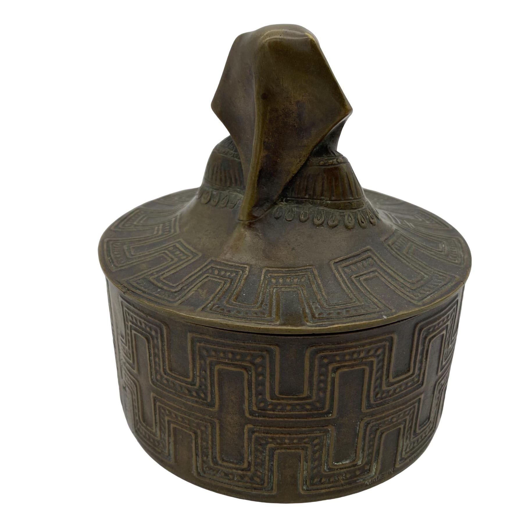 Rundes Pharaonen-Etui aus Bronze im ägyptischen Revival-Stil mit geschnitztem Knochengehäuse, um 1920 im Zustand „Hervorragend“ im Angebot in Van Nuys, CA