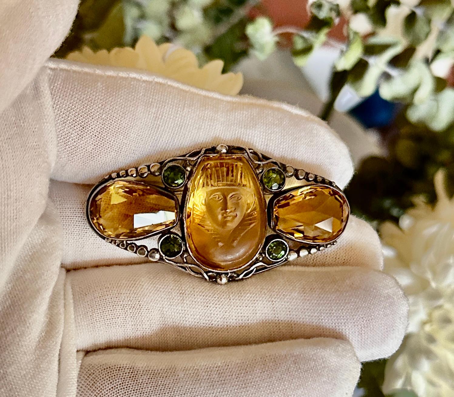 Dies ist eine seltene Art Deco Egyptian Revival Citrin und Peridot Pharao Brosche Pin Meisterwerk.  Die Brosche in Museumsqualität wird von einem prächtigen handgeschnitzten Citrin mit dem Kopf eines Pharaos oder König Tut zentriert.  Der