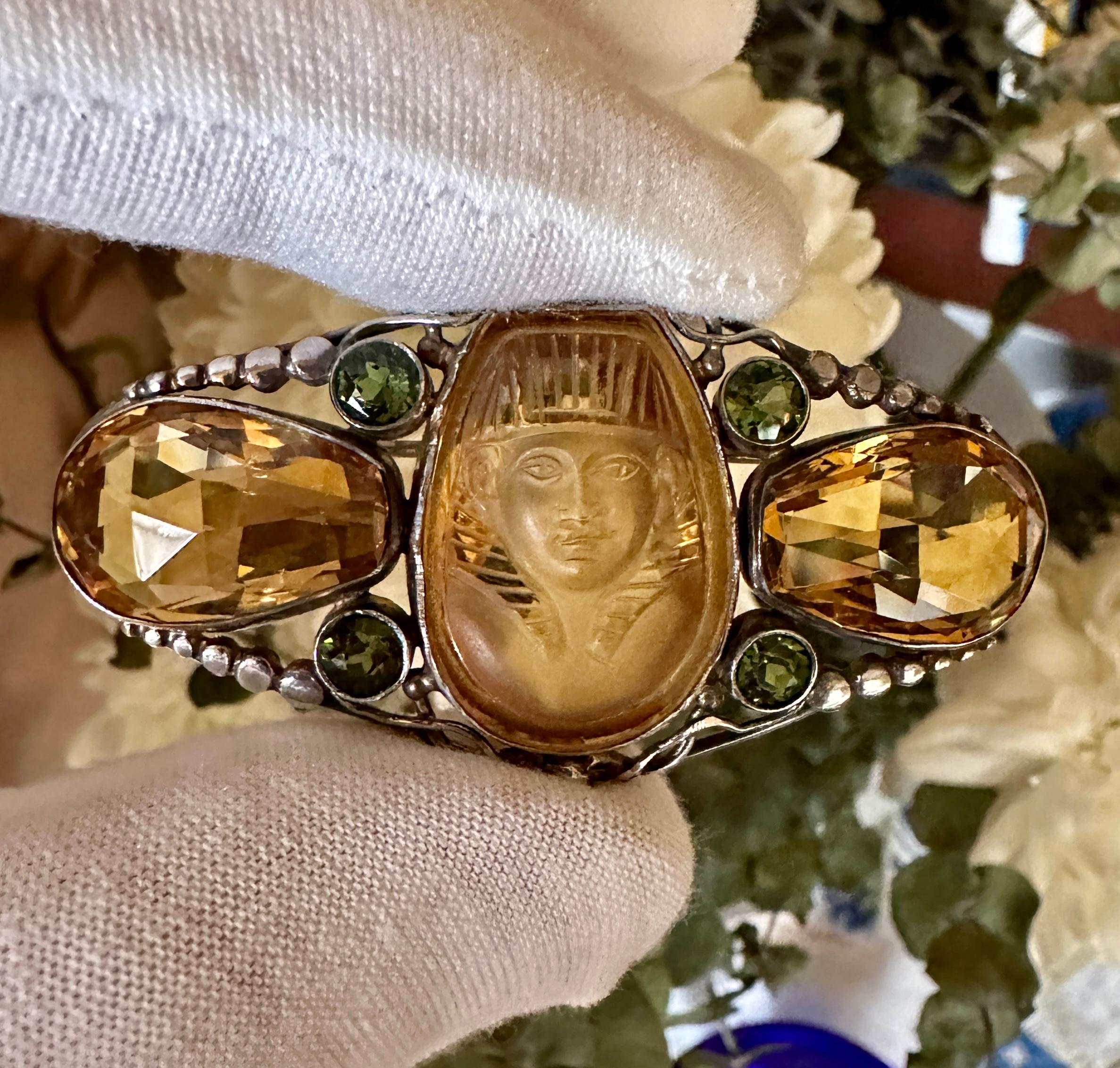 Neuägyptische geschnitzte Citrin Peridot Pharaonen Tut Brosche Pin Art Deco Ägyptisches Revival (Art déco) im Angebot