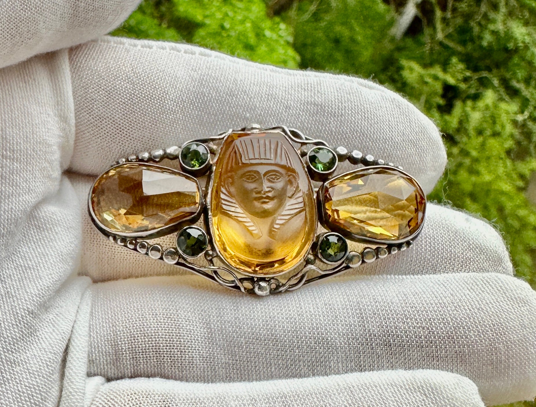 Neuägyptische geschnitzte Citrin Peridot Pharaonen Tut Brosche Pin Art Deco Ägyptisches Revival (Porträtschliff) im Angebot