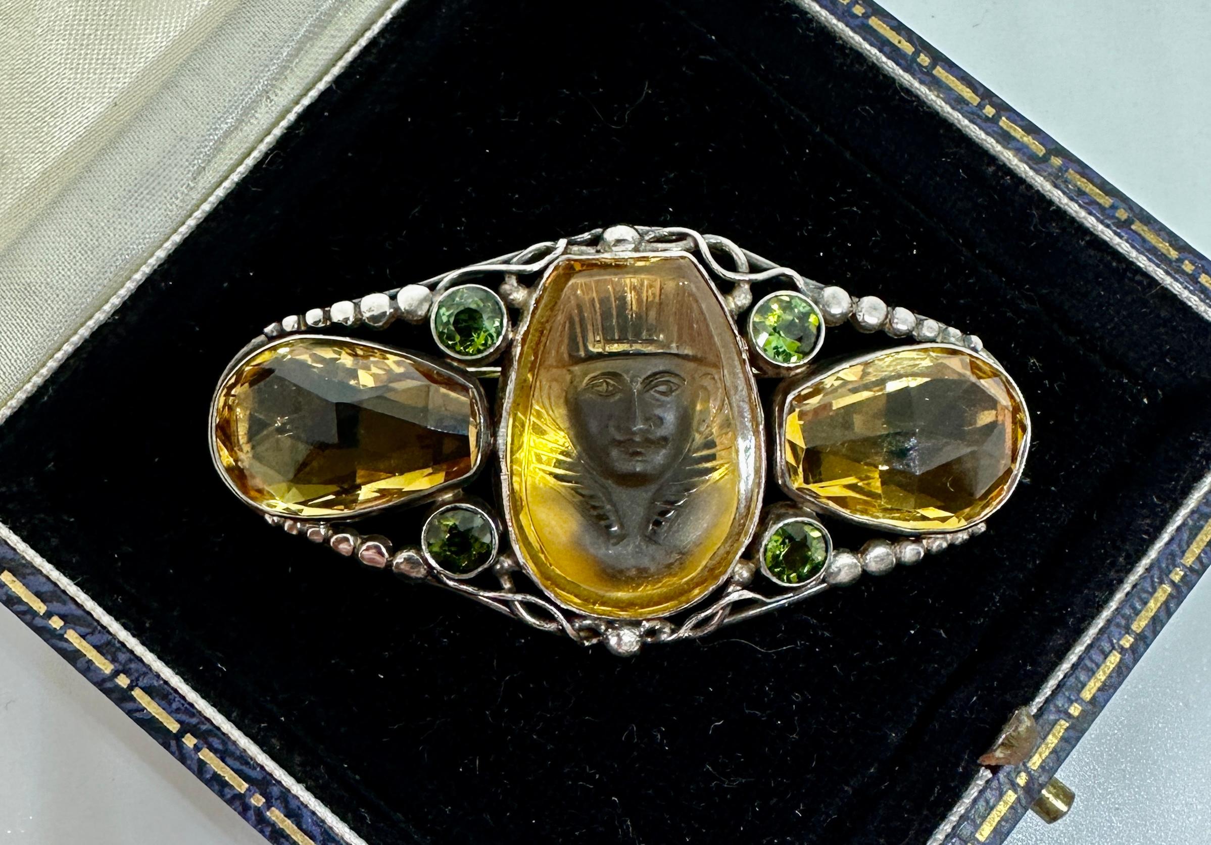Neuägyptische geschnitzte Citrin Peridot Pharaonen Tut Brosche Pin Art Deco Ägyptisches Revival im Zustand „Hervorragend“ im Angebot in New York, NY
