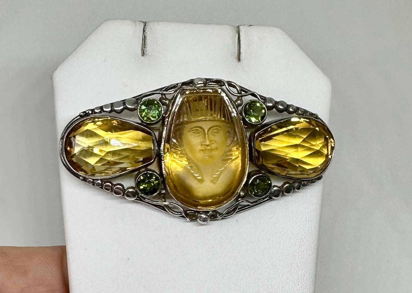 Neuägyptische geschnitzte Citrin Peridot Pharaonen Tut Brosche Pin Art Deco Ägyptisches Revival für Damen oder Herren im Angebot