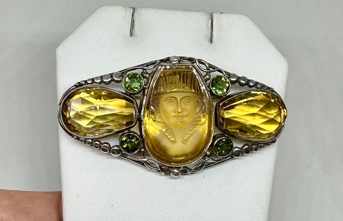 Neuägyptische geschnitzte Citrin Peridot Pharaonen Tut Brosche Pin Art Deco Ägyptisches Revival im Angebot 1