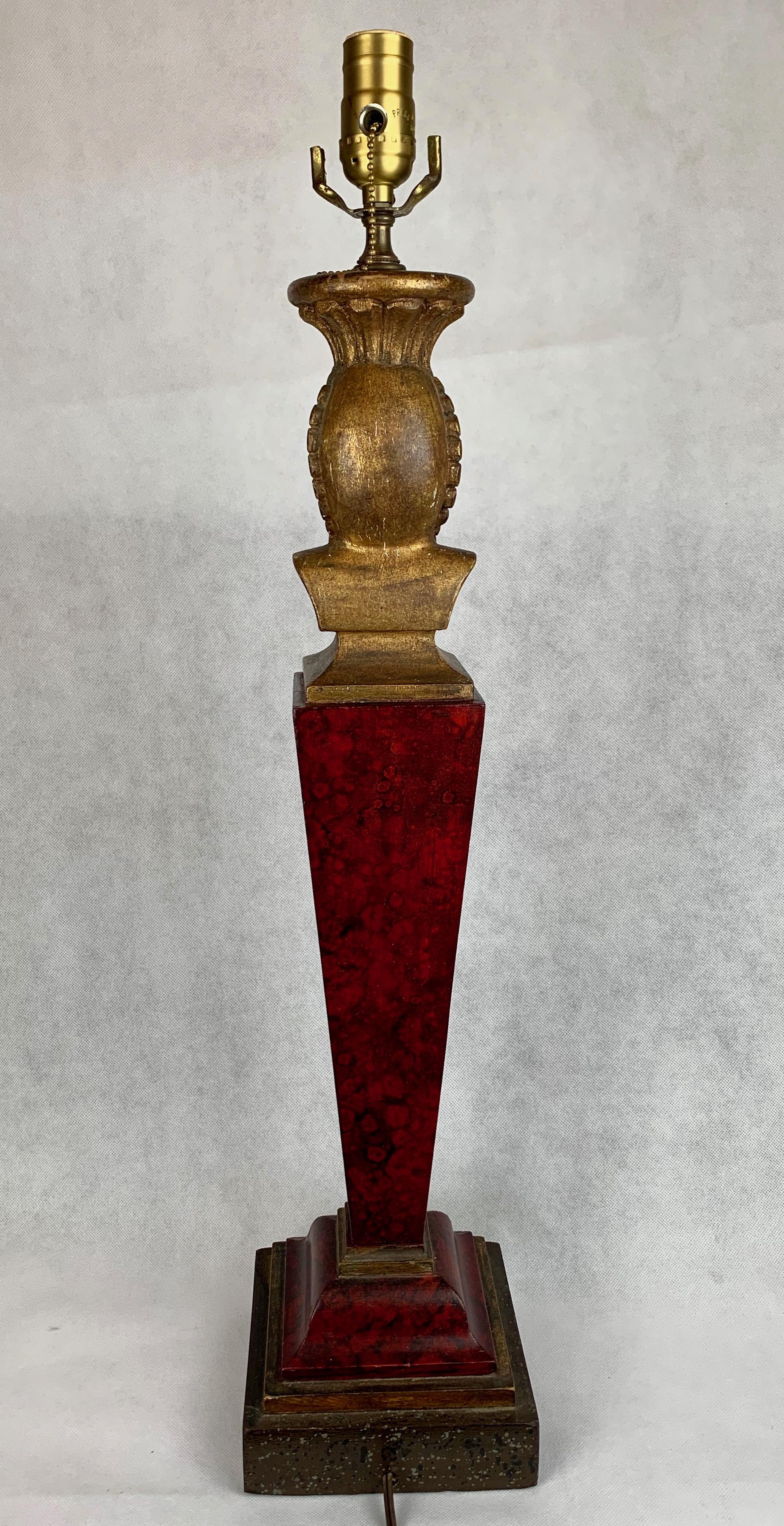 Sculpté à la main Lampe de style Revive égyptien en bois rouge foncé, sculptée à la main, avec abat-jour. en vente