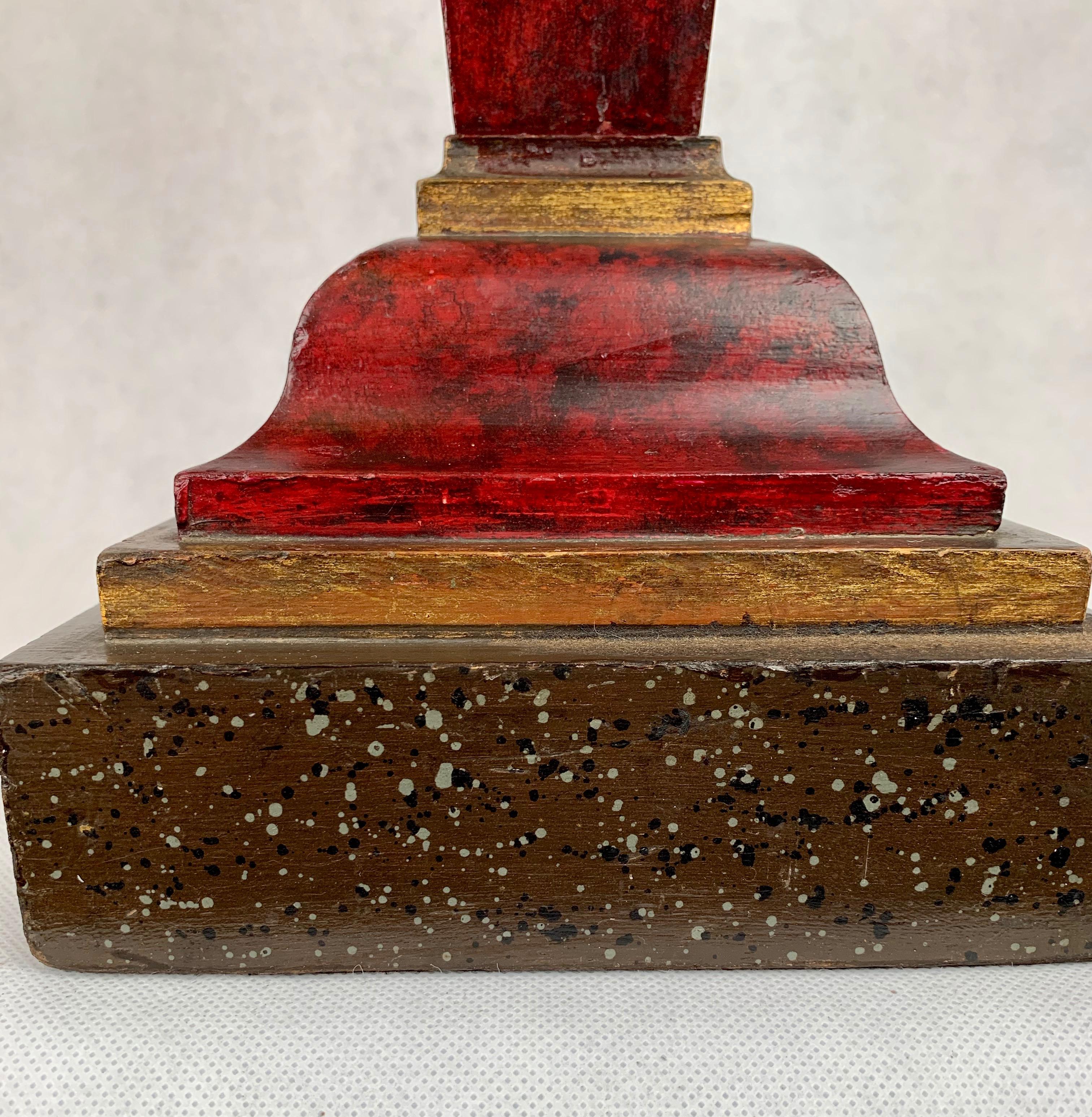 Lampe de style Revive égyptien en bois rouge foncé, sculptée à la main, avec abat-jour. Bon état - En vente à West Palm Beach, FL