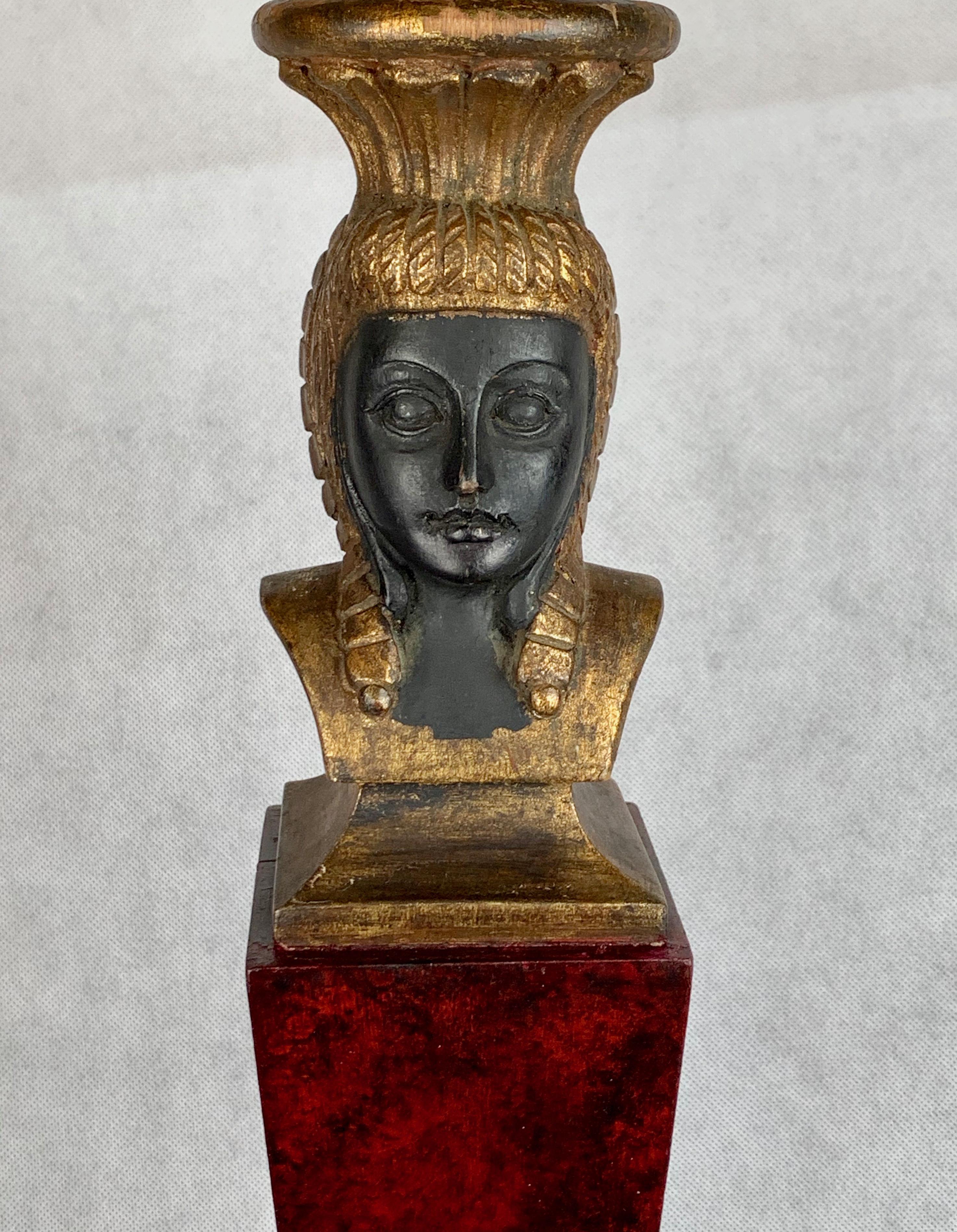 20ième siècle Lampe de style Revive égyptien en bois rouge foncé, sculptée à la main, avec abat-jour. en vente