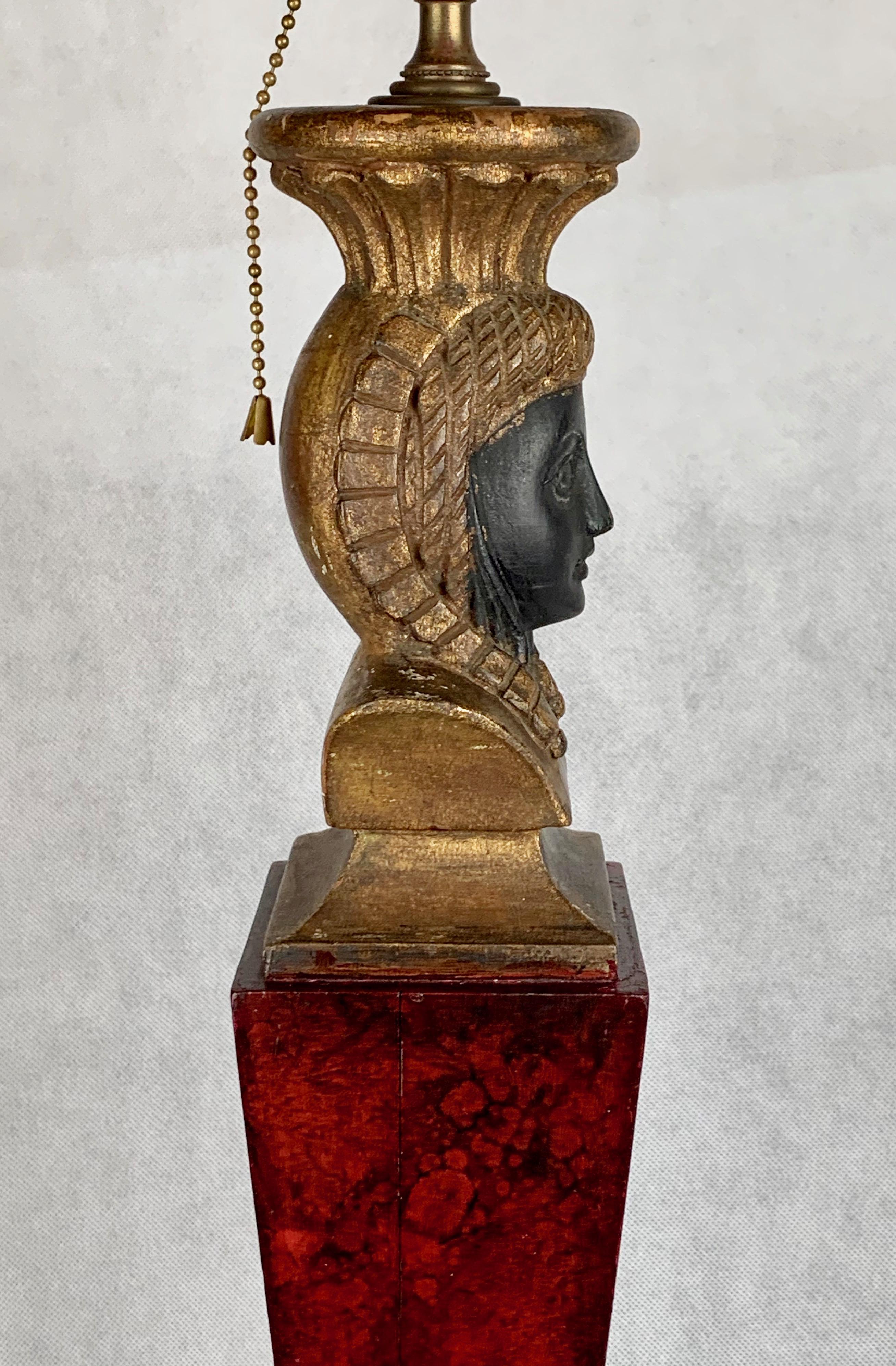Bois Lampe de style Revive égyptien en bois rouge foncé, sculptée à la main, avec abat-jour. en vente
