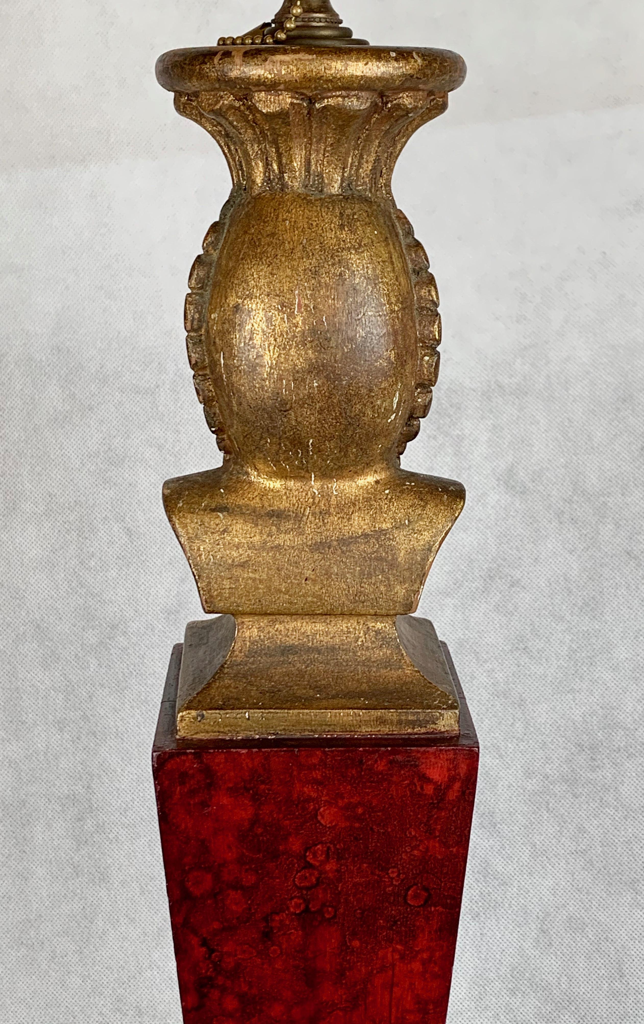 Lampe de style Revive égyptien en bois rouge foncé, sculptée à la main, avec abat-jour. en vente 1